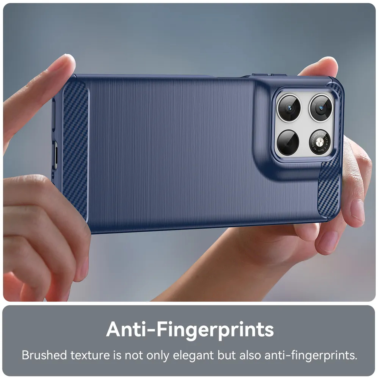 Coque de téléphone bleue à texture brossée et accents en fibre de carbone, tenue par des mains.