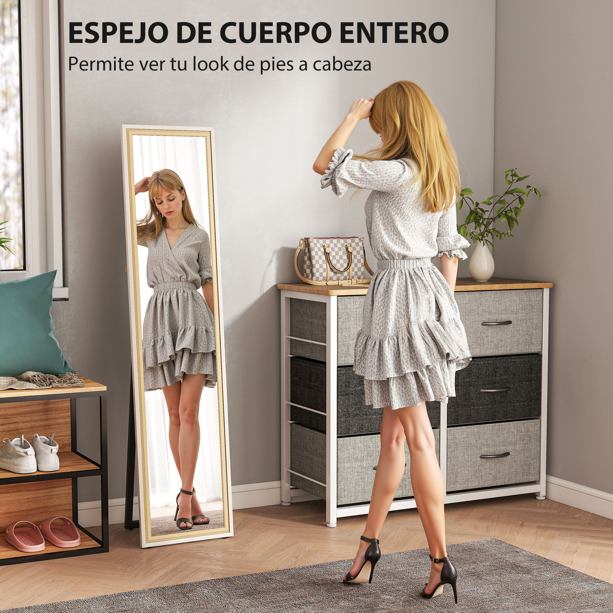 Una mujer con vestido frente a un espejo de cuerpo entero. Un bolso sobre un mueble.