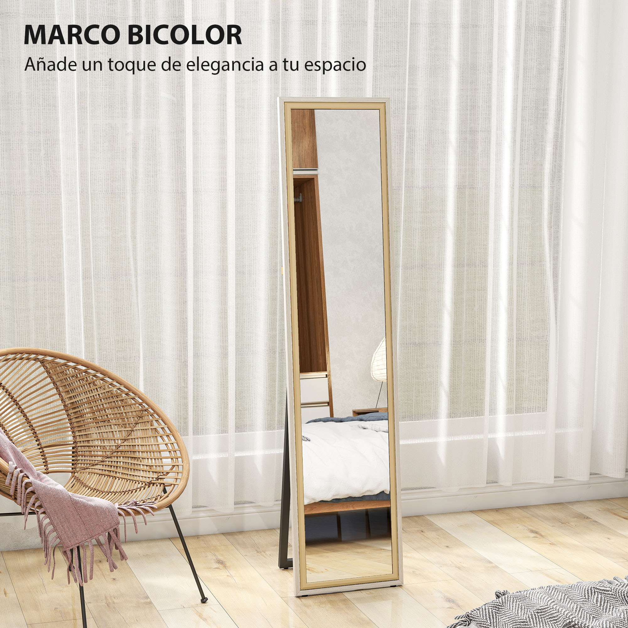 Un espejo alto con marco bicolor junto a una silla de mimbre con manta.