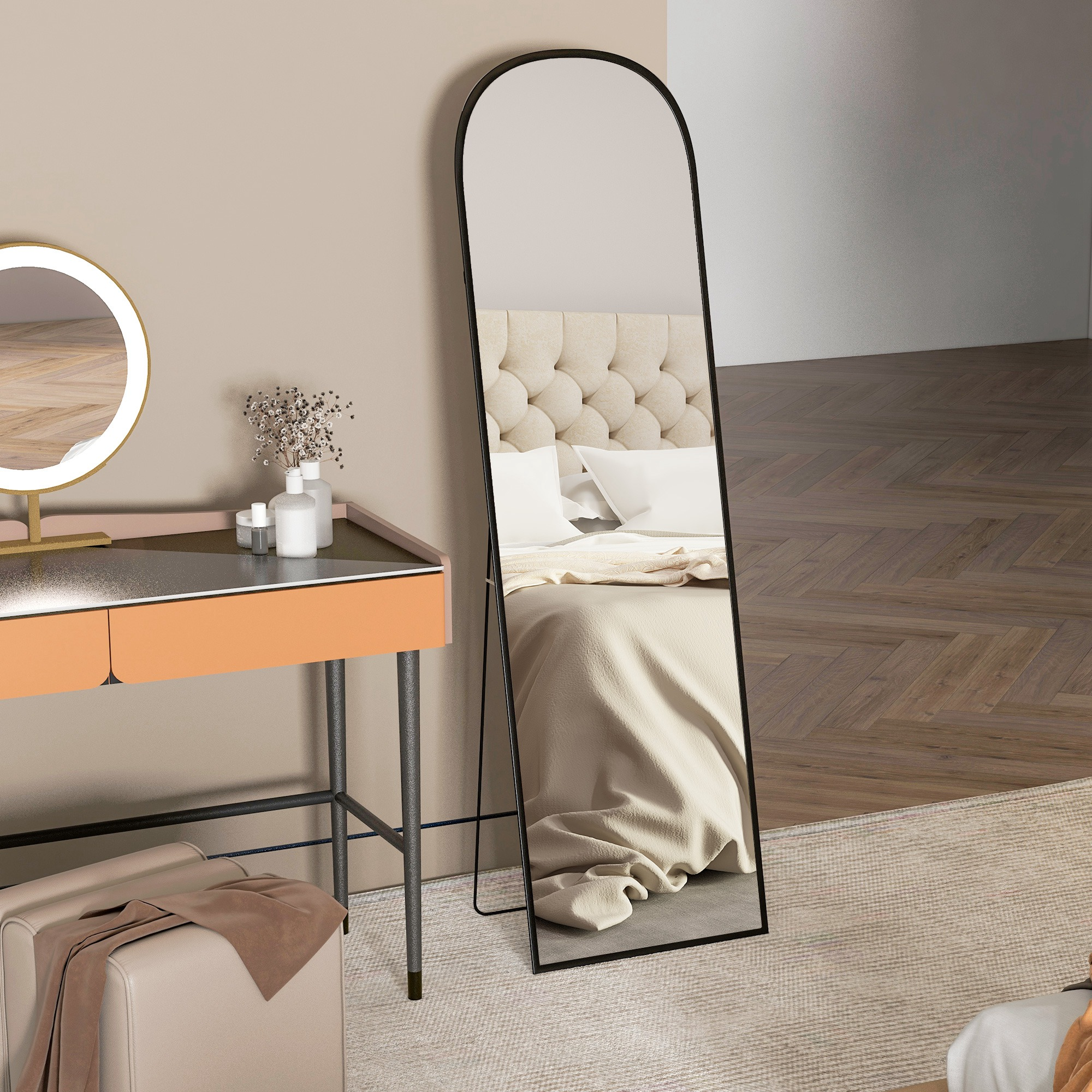 Un espejo junto a un tocador con decoración y una maleta.