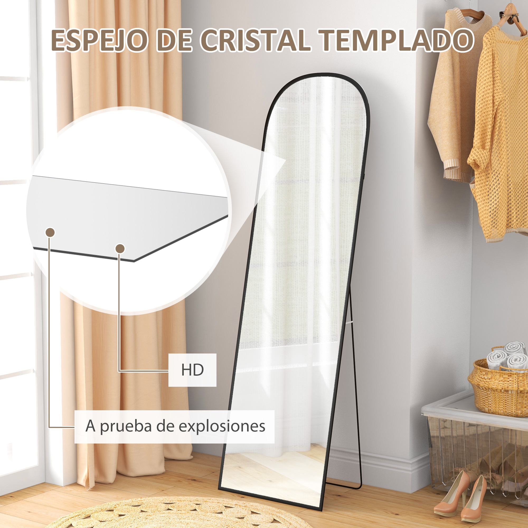 Un espejo alto y delgado sobre suelo de madera junto a ventana con cortinas.