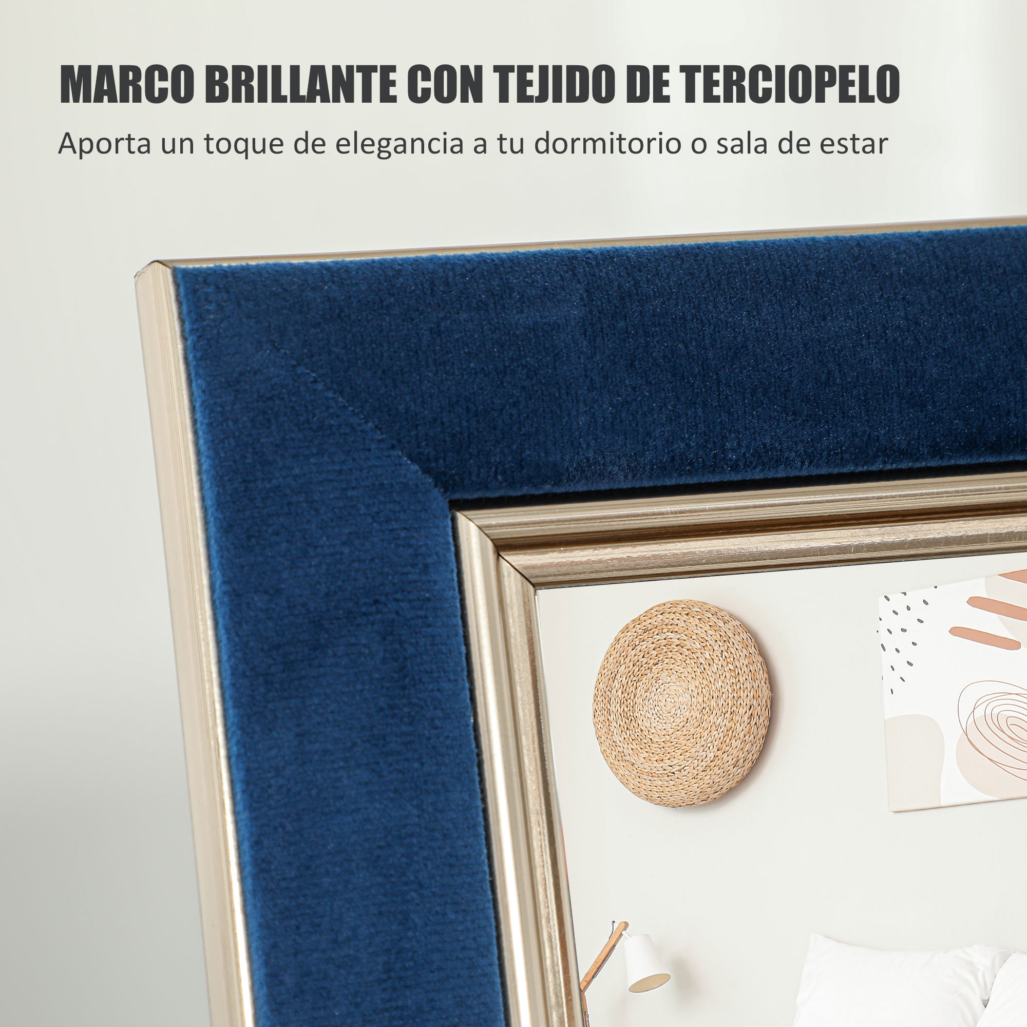 Marco de terciopelo azul oscuro con borde plateado, junto a un adorno de pared.