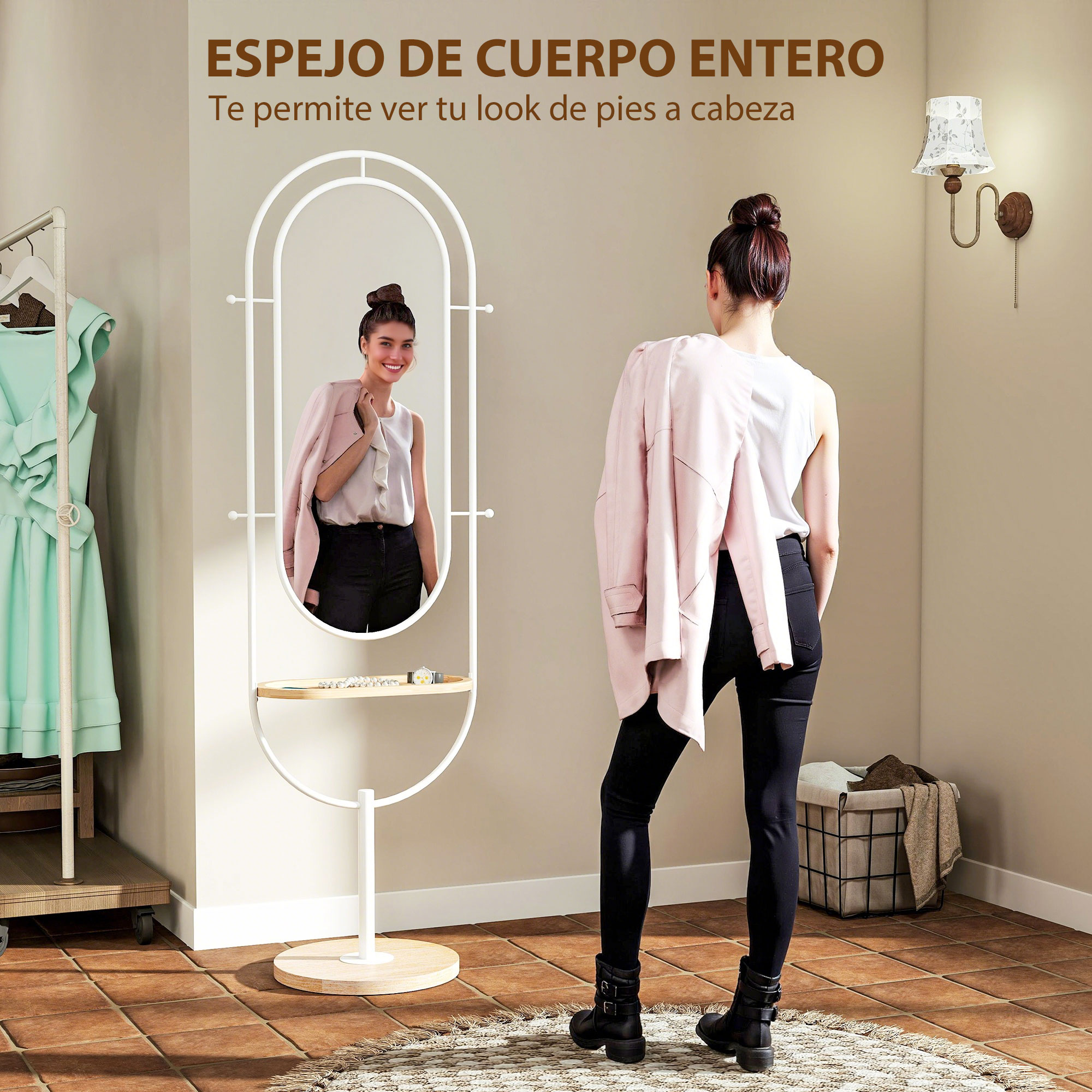 Una mujer con pantalones negros y chaqueta rosa está frente a un espejo ovalado.
