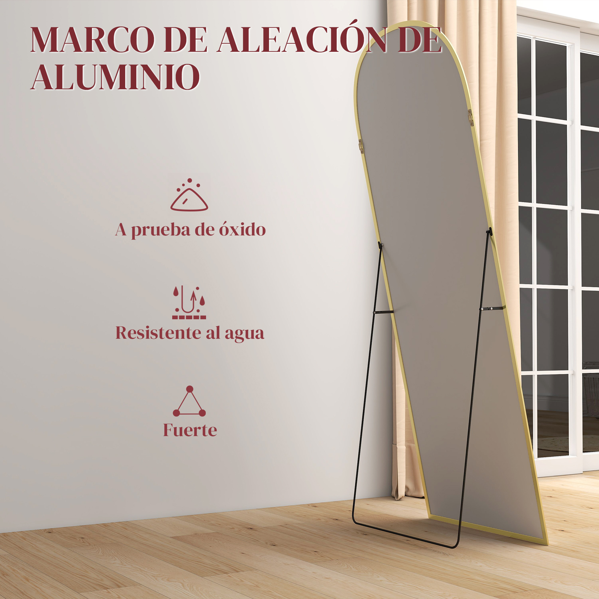 Un espejo de cuerpo entero con marco dorado se apoya en un suelo de madera.