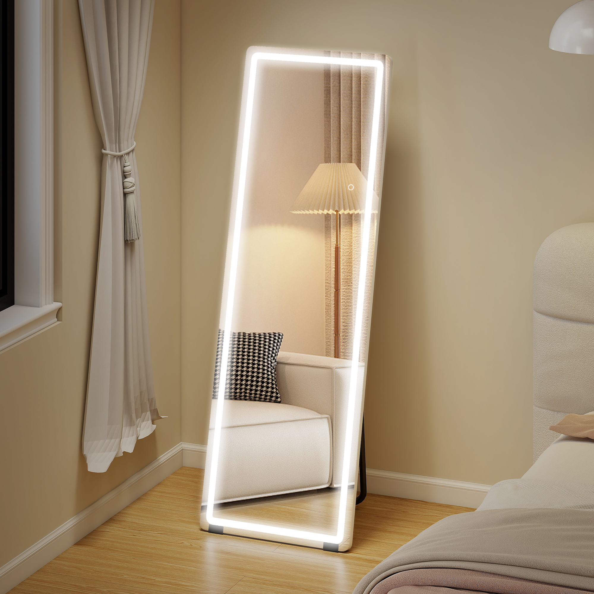 Un espejo iluminado junto a un sillón con cojines. Un portalámparas se refleja en el espejo.