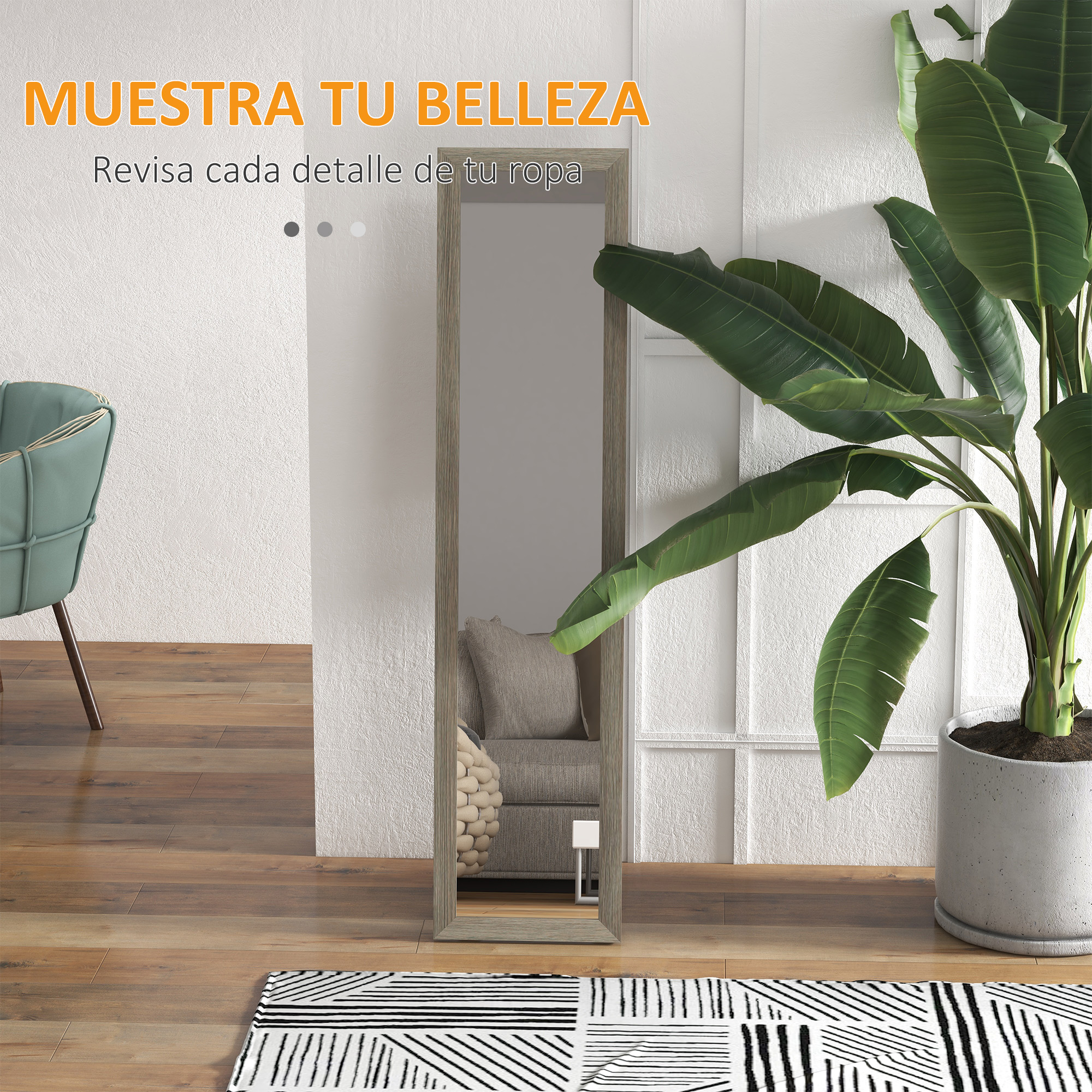 Un espejo alto se encuentra en un suelo de madera junto a una silla verde y una planta.