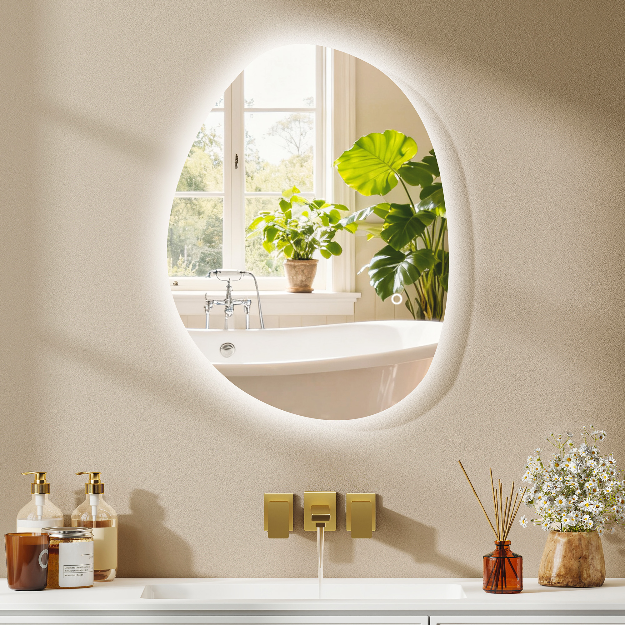Baño con bañera exenta, espejo, plantas y dispensadores de jabón.