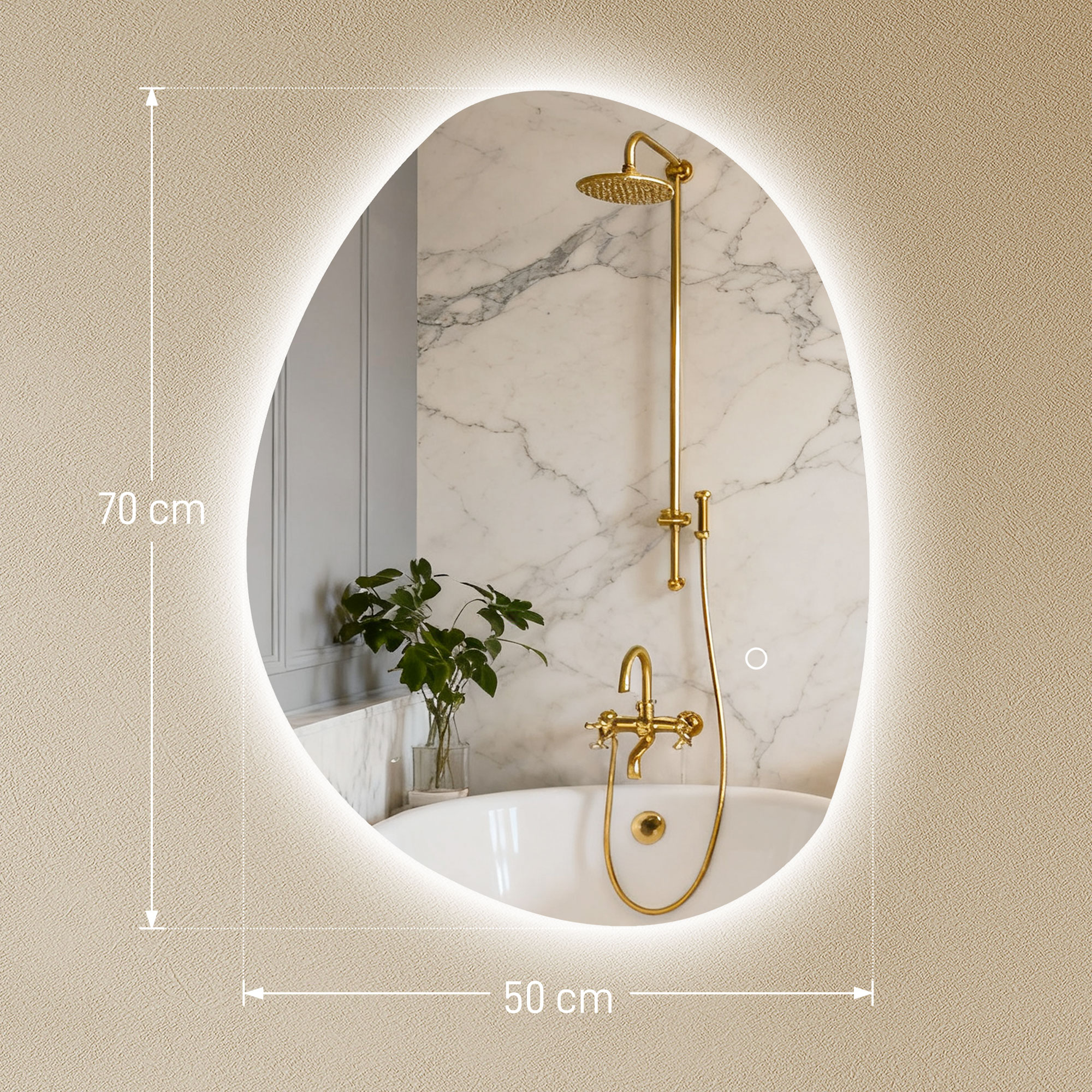 Un espejo ovalado iluminado sobre una bañera con accesorios dorados.