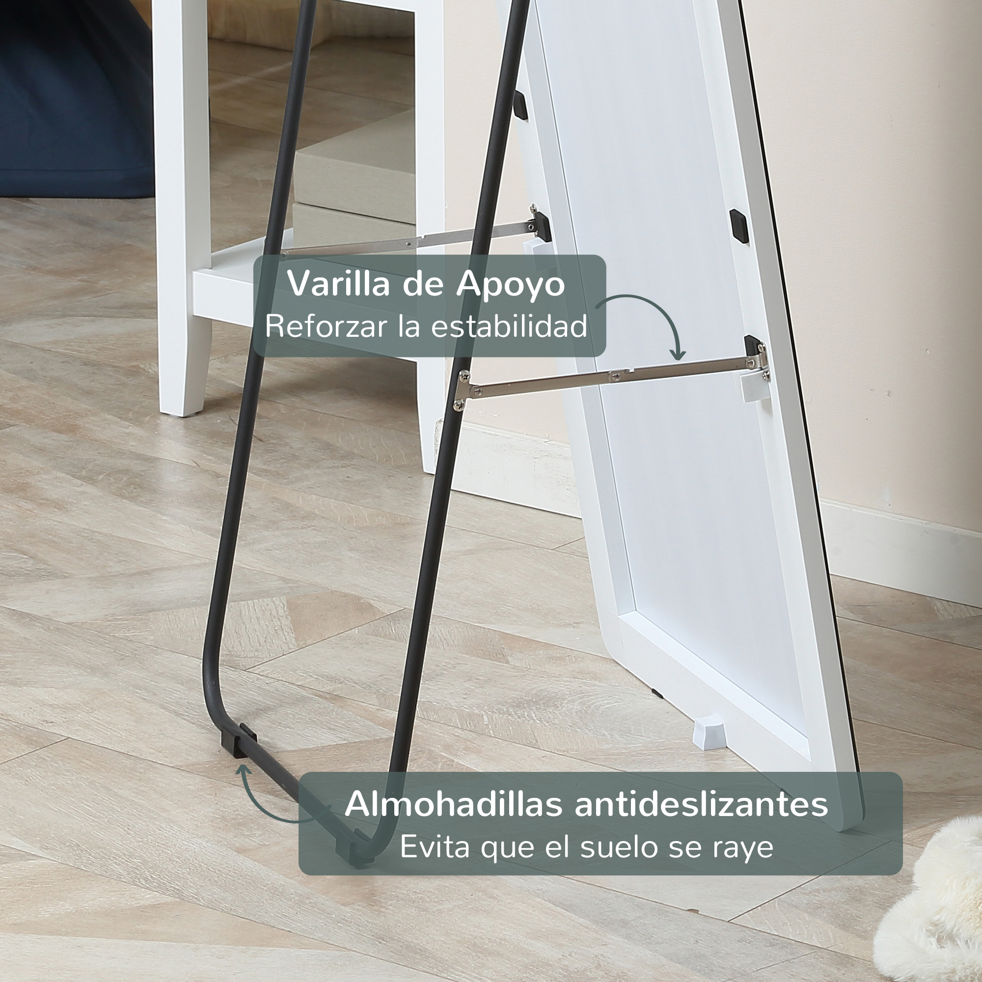 Un espejo blanco con marco de metal negro sobre suelo de madera.