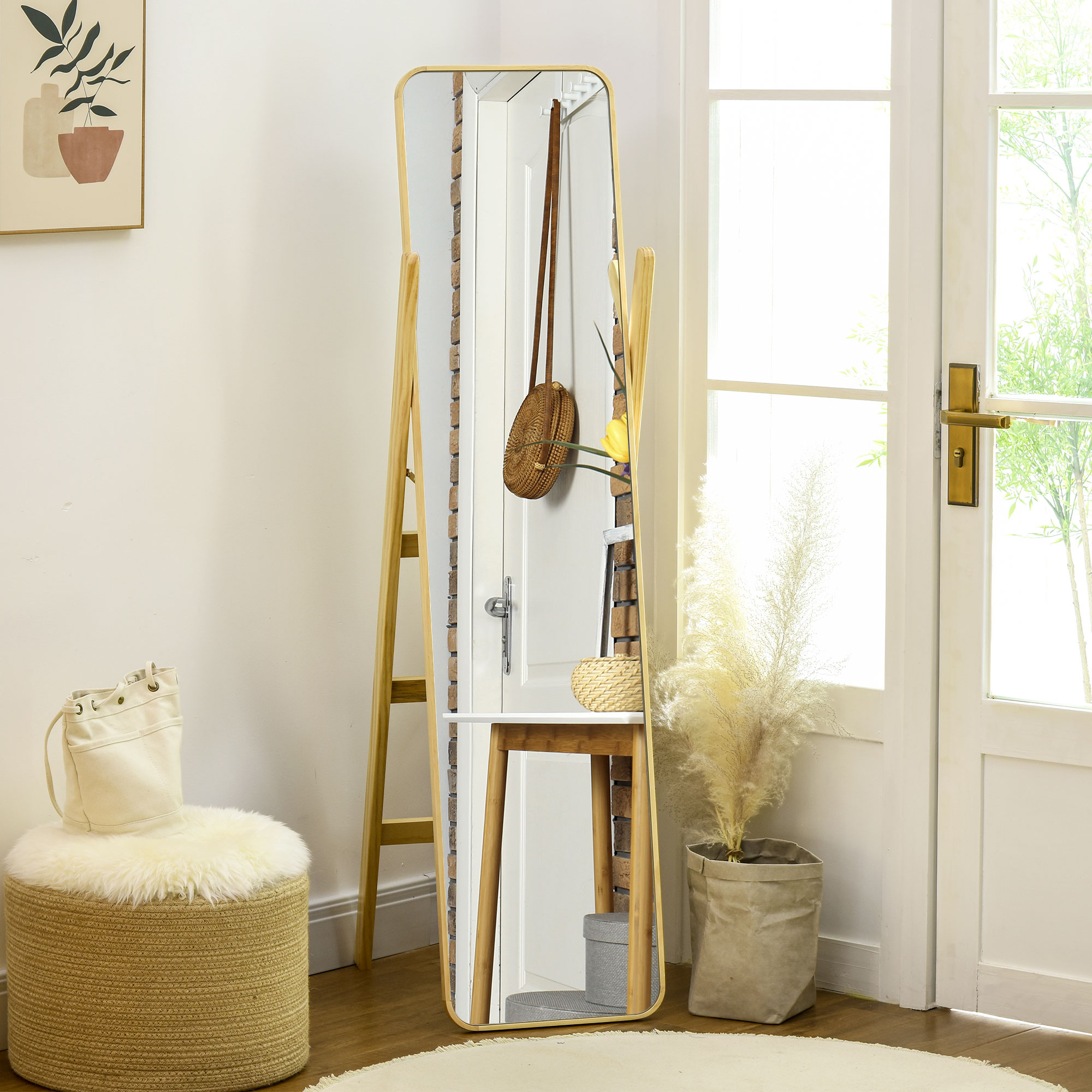 Espejo de cuerpo entero con marco de madera, junto a escalera y puerta. Taburete con bolso.