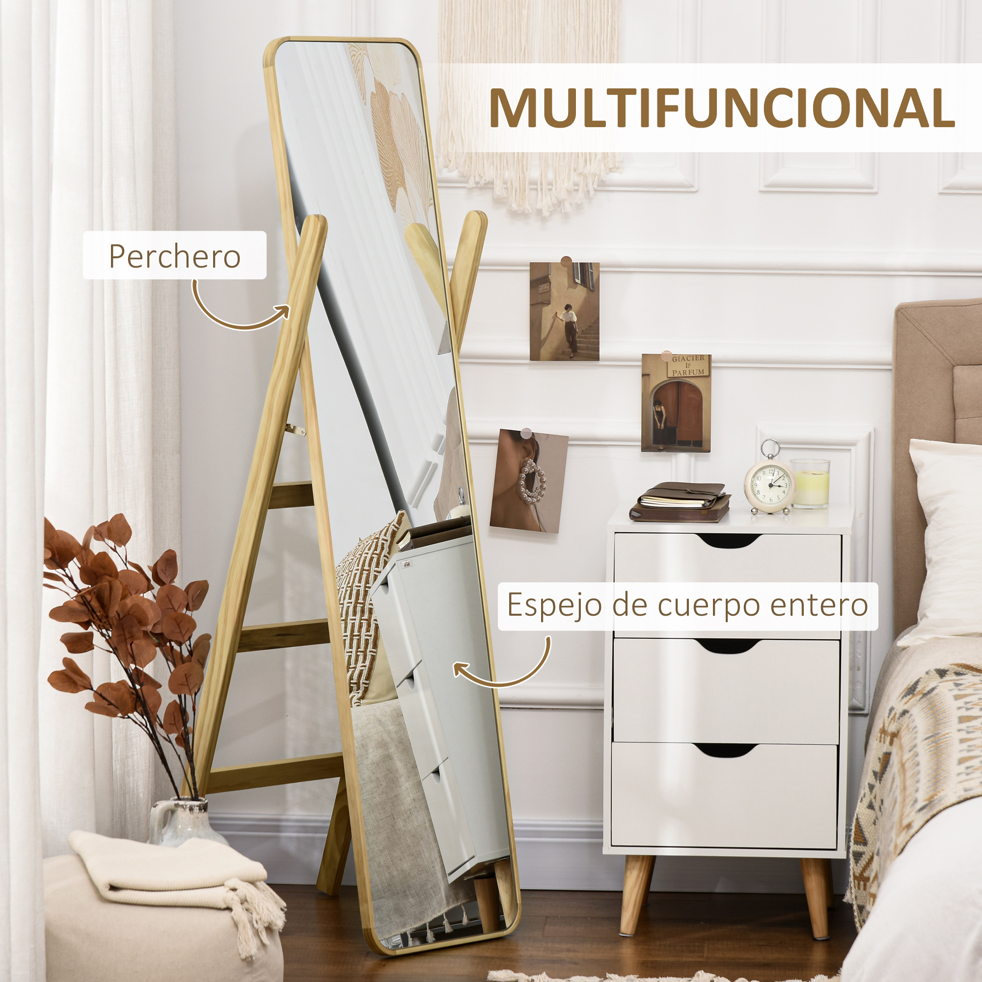 Un perchero con espejo, mesita de noche y cama en un dormitorio.