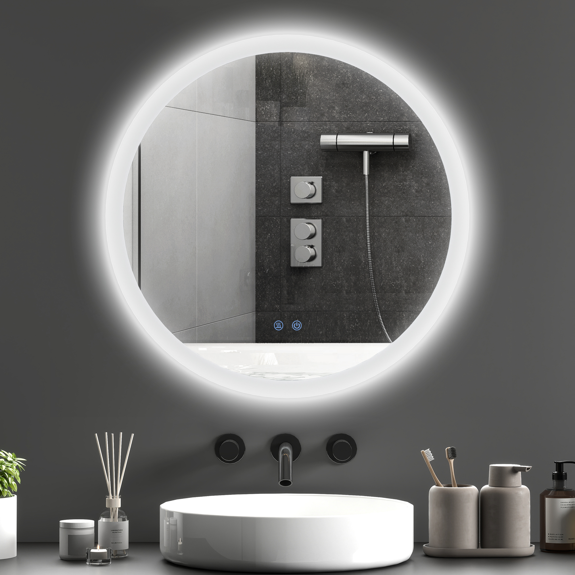 Un espejo redondo con iluminación LED sobre un lavabo con grifos.