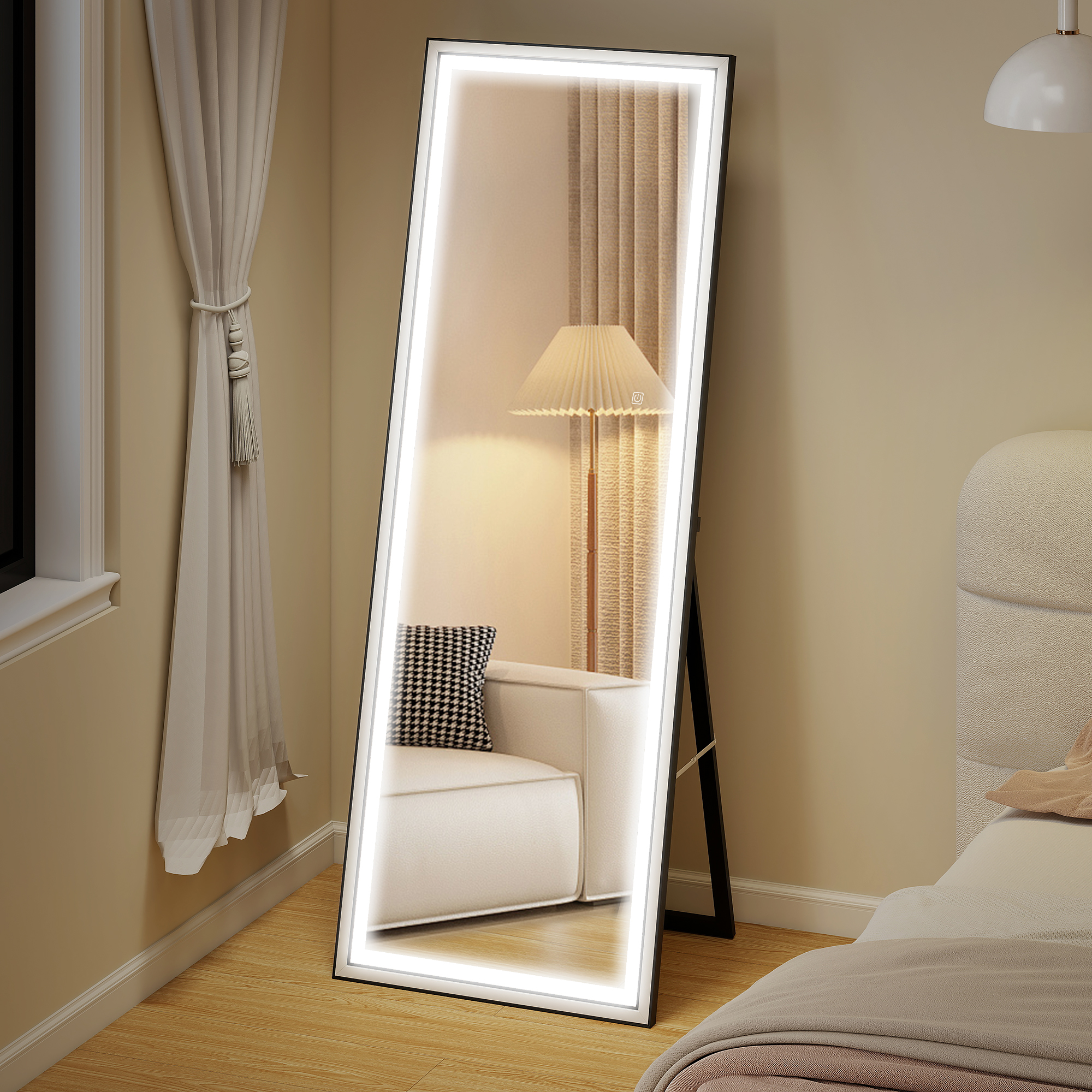 Espejo iluminado de cuerpo entero en un dormitorio con cama y cortinas.