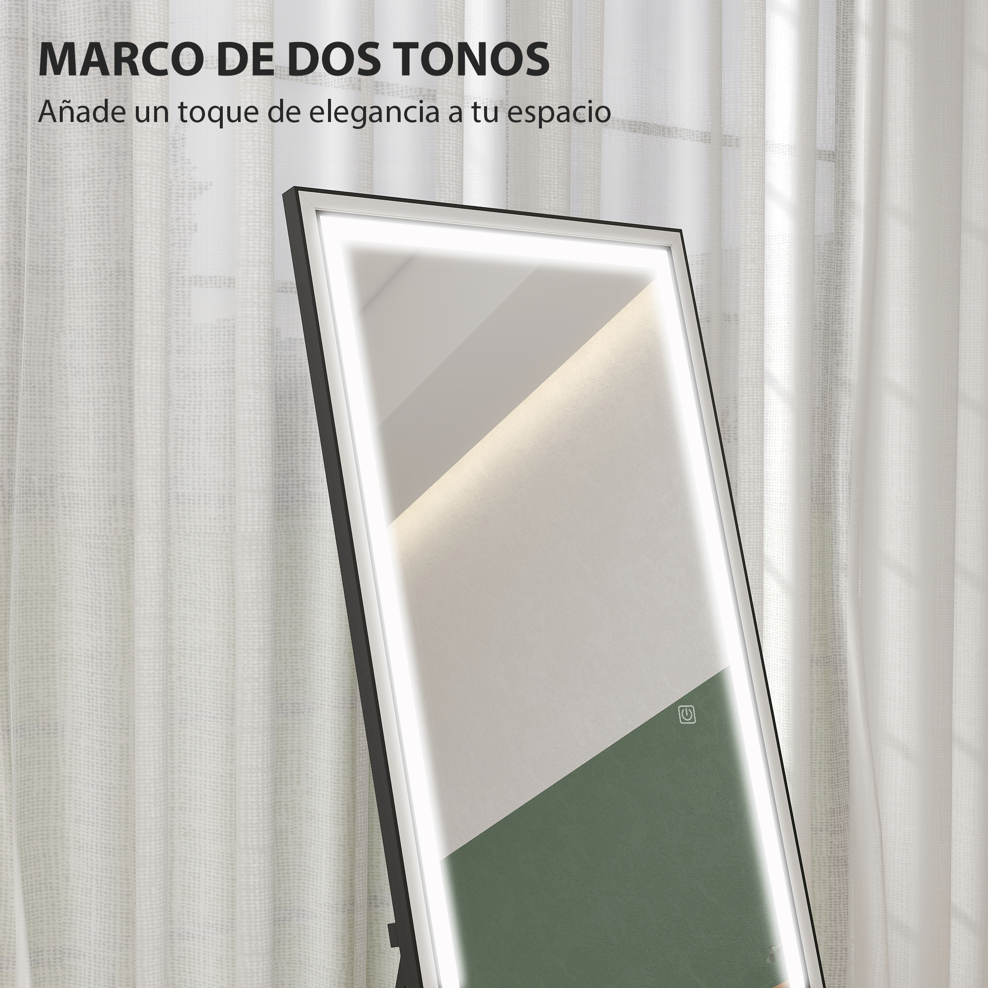 Un espejo rectangular con marco negro e iluminación integrada ante una cortina blanca.