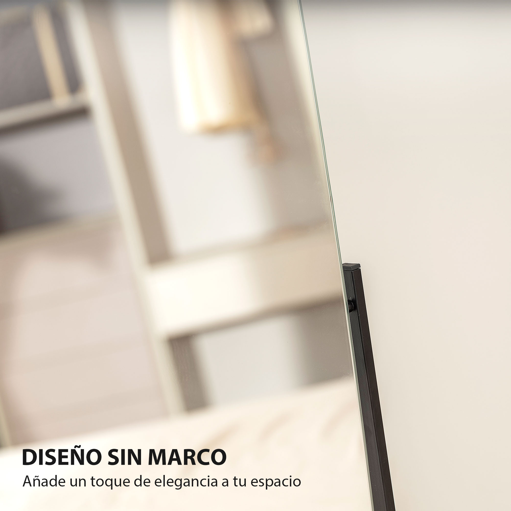 Un espejo sin marco con un tirador negro frente a un armario borroso.