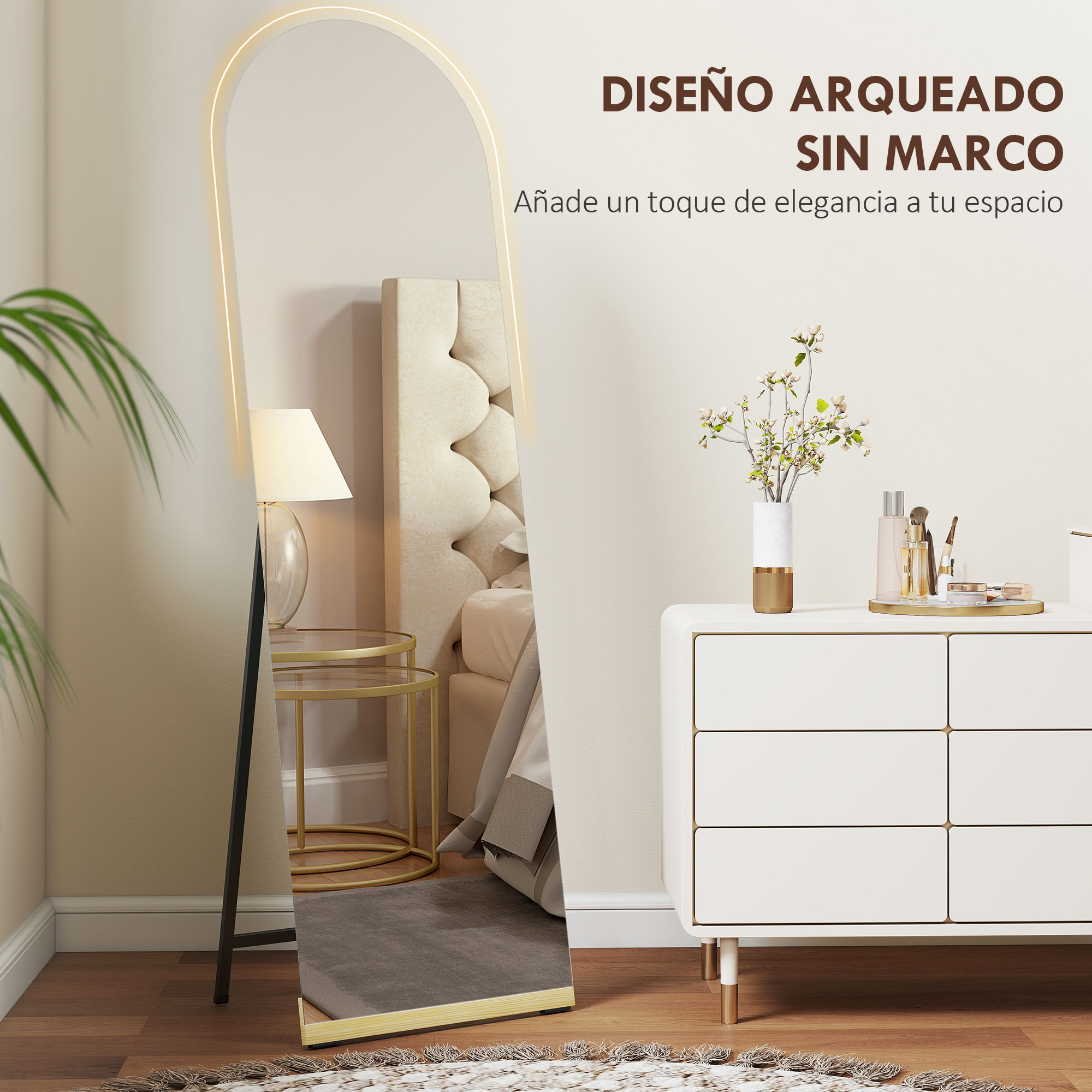 Un espejo alto y reflectante con marco de luz curvo junto a una cama.