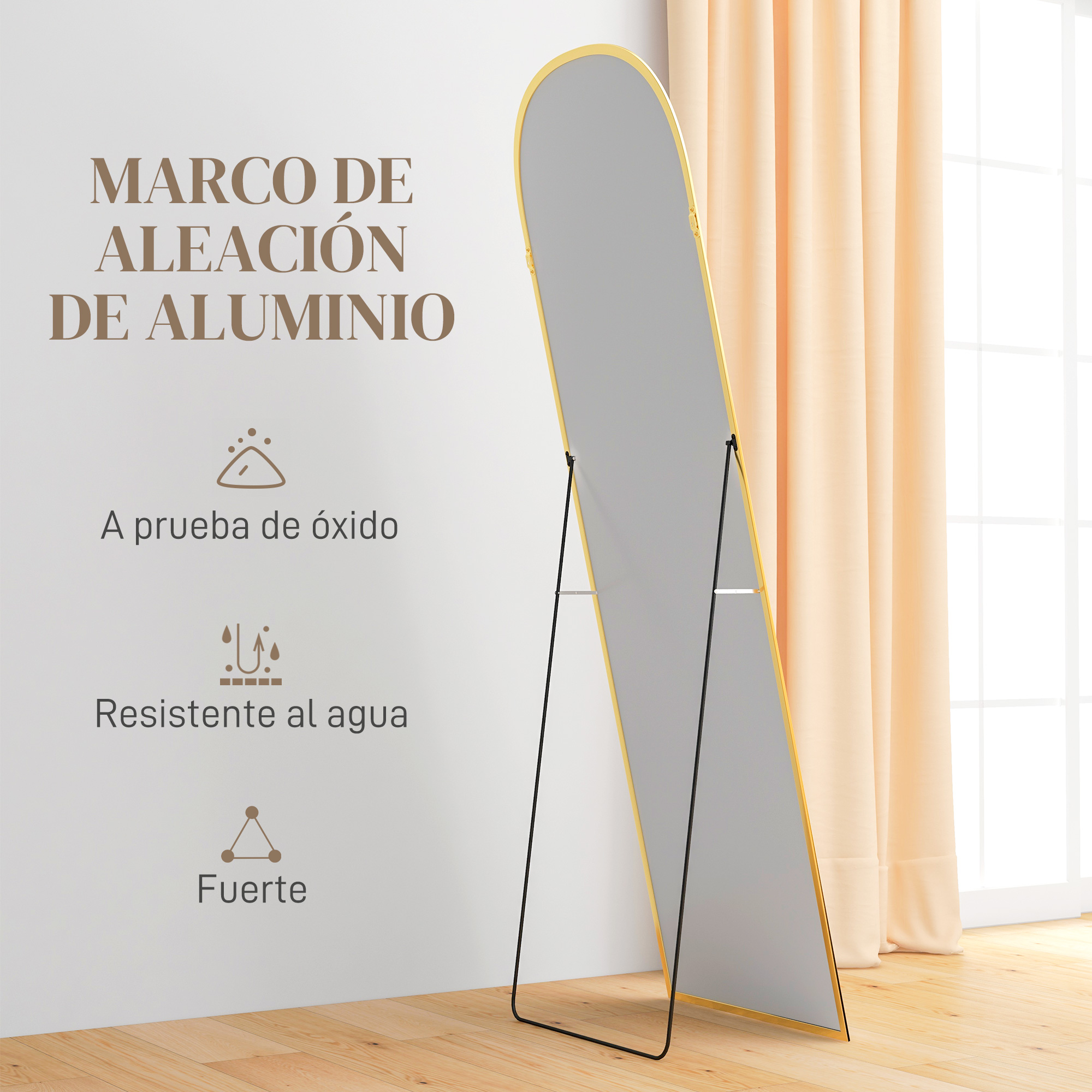 Un espejo alto con marco dorado se apoya en un suelo de madera junto a una ventana con cortinas.