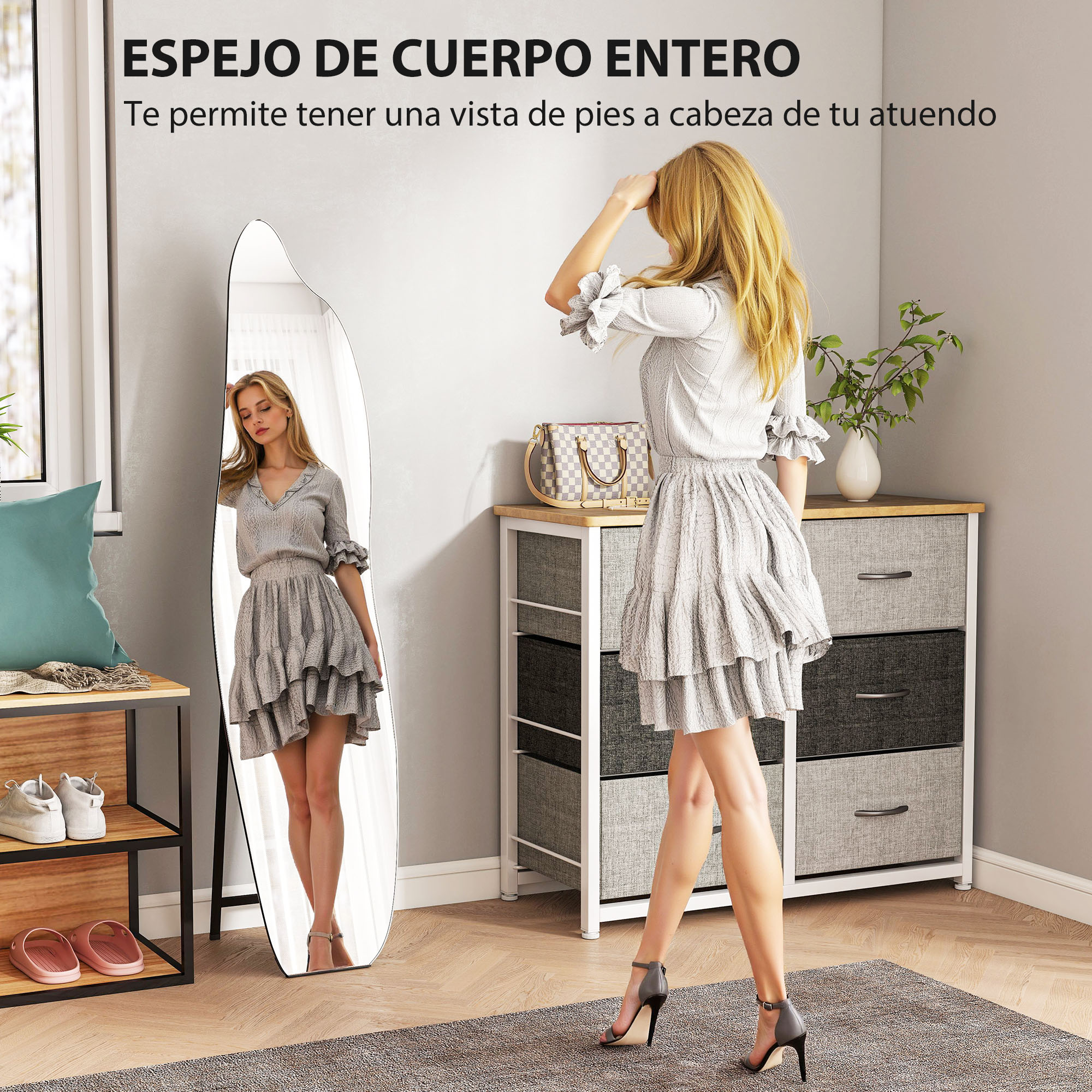 Una mujer con vestido gris frente a un espejo de cuerpo entero. Un zapatero a la izquierda.