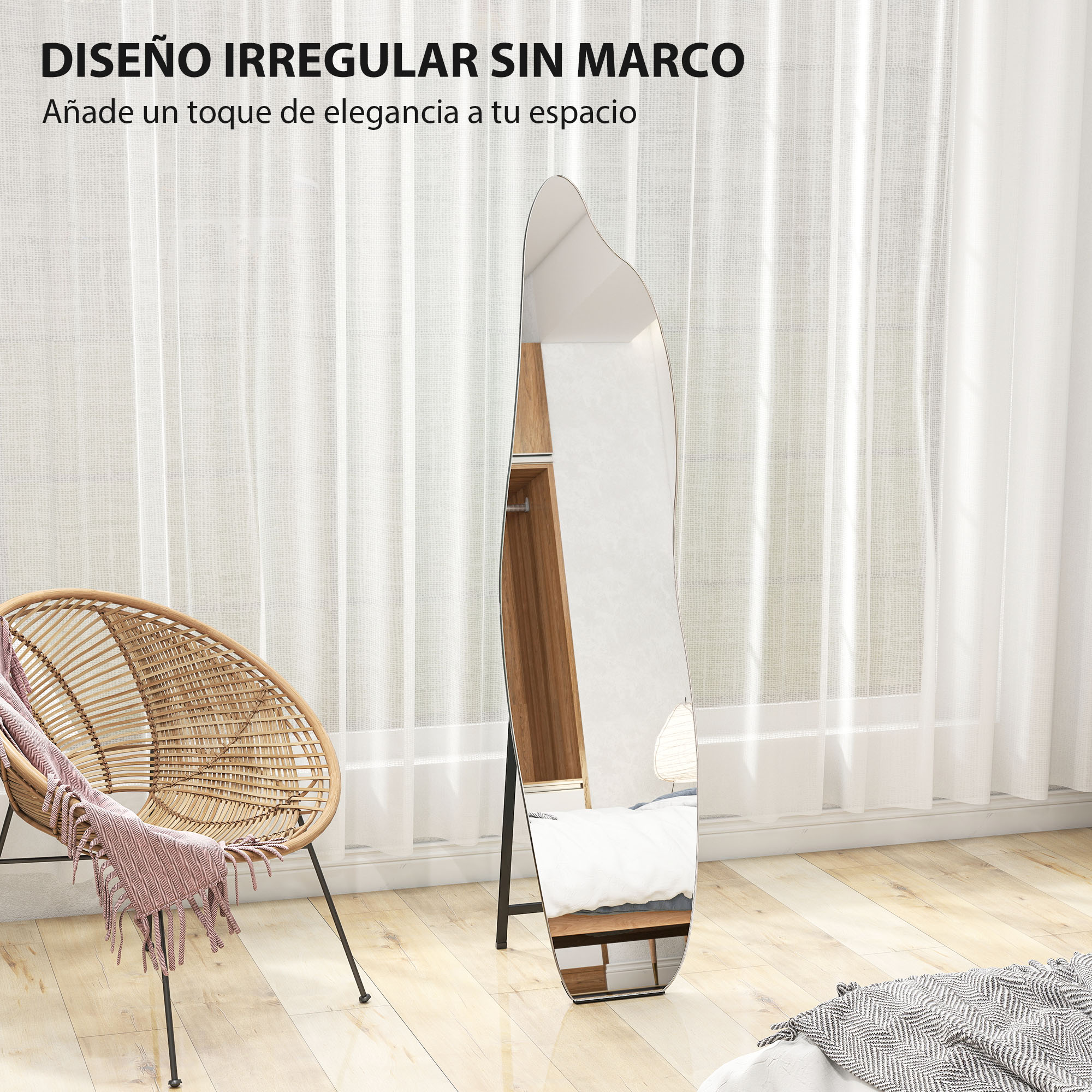 Una silla de ratán con manta junto a un espejo sin marco.