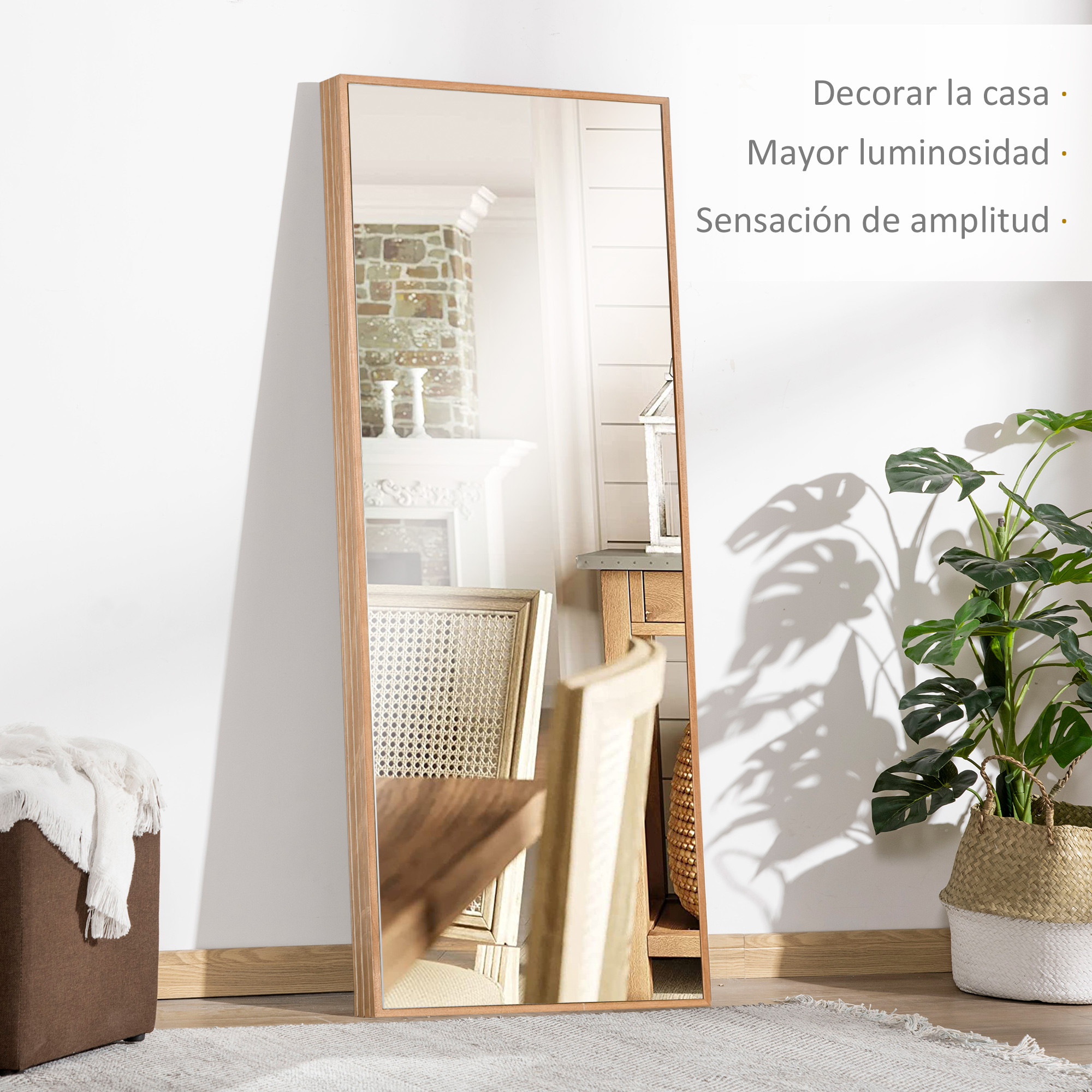 Un espejo alto con marco de madera junto a una planta y un puf marrón.