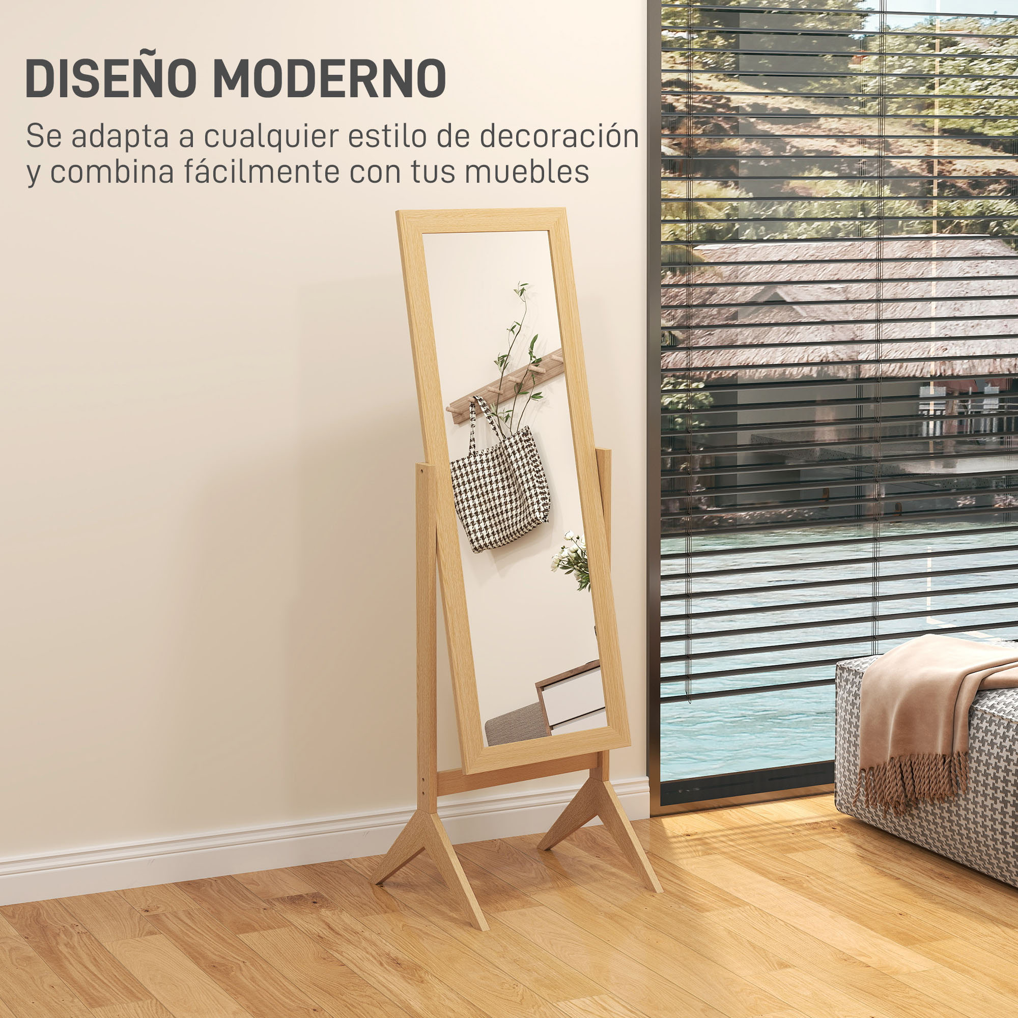 Un espejo con marco de madera sobre suelo de madera. Una bolsa cuelga de él.
