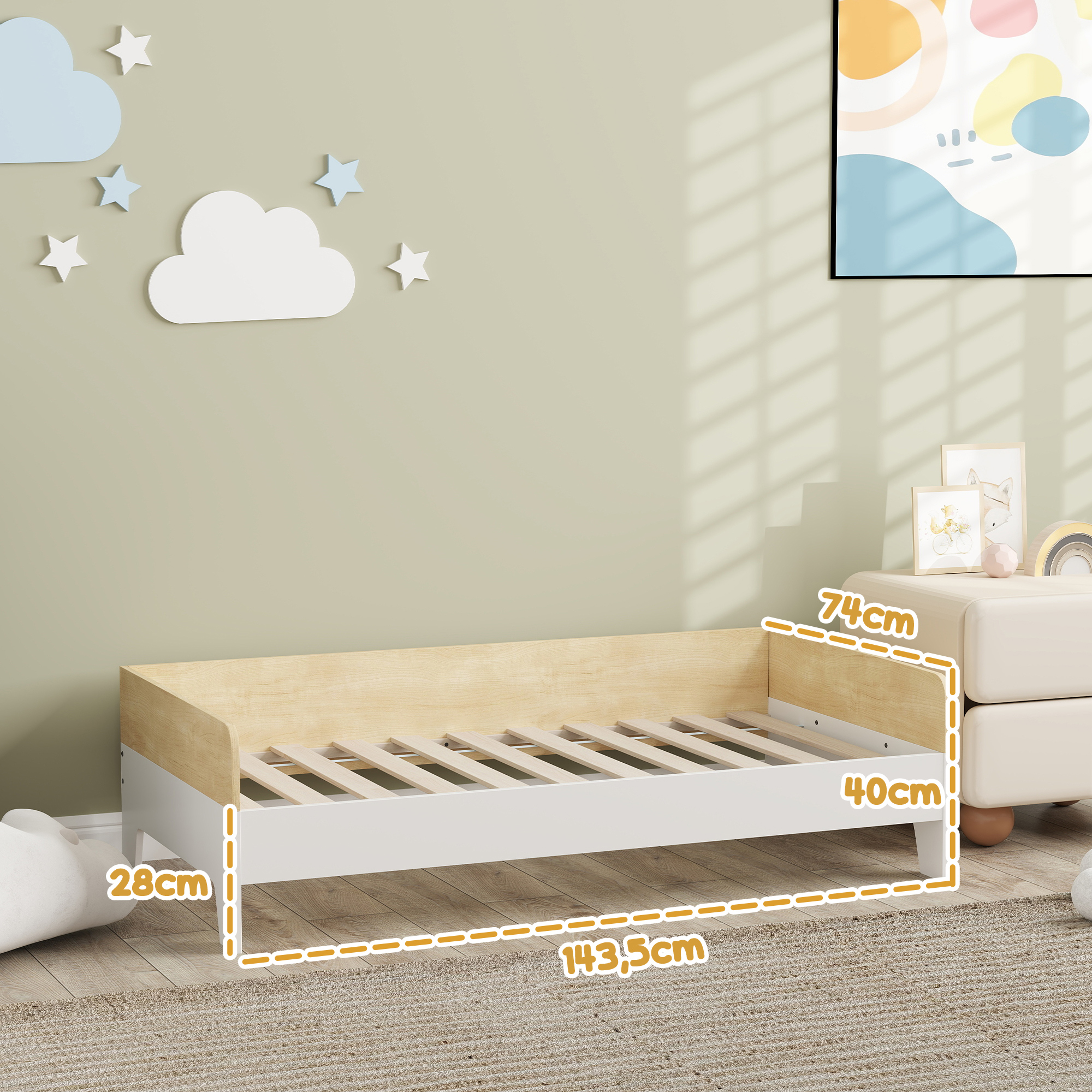Una cama blanca con detalles en madera y medidas, sobre una alfombra.