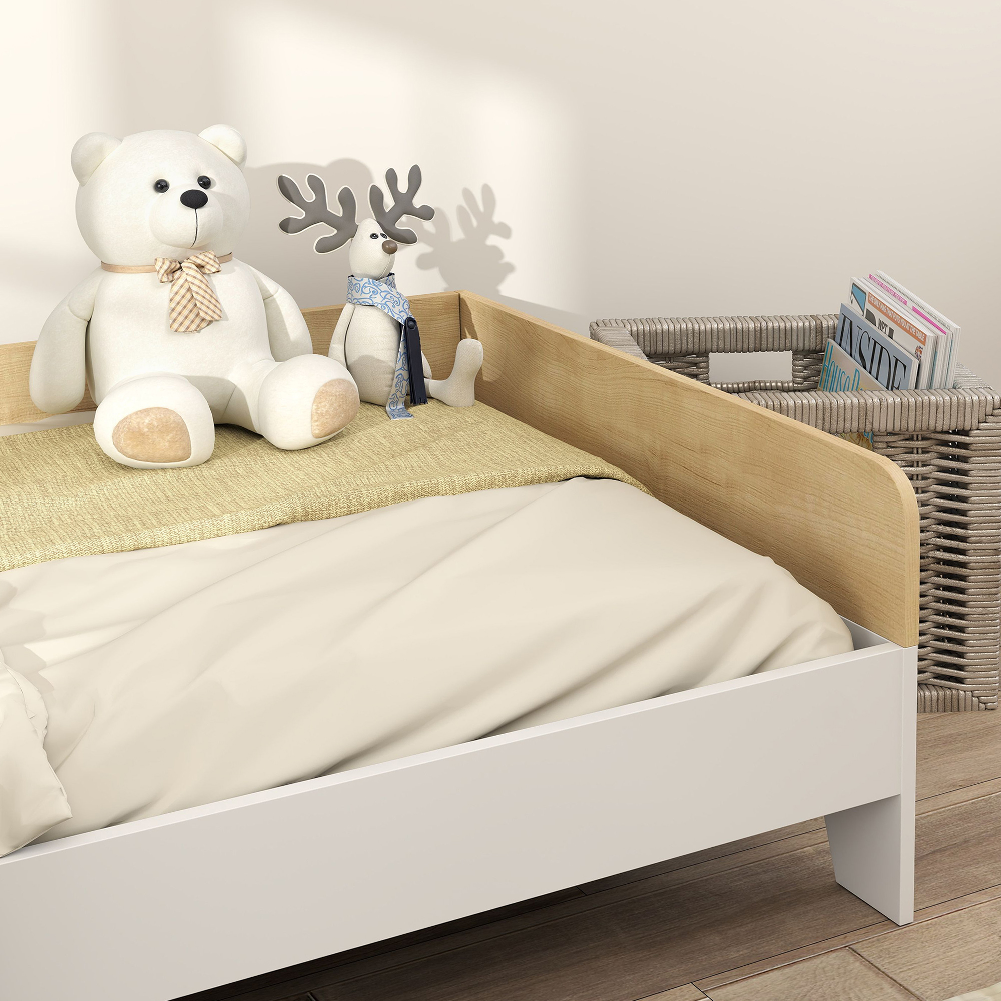 Un oso de peluche blanco y un reno de peluche se sientan en una cama de madera con manta.