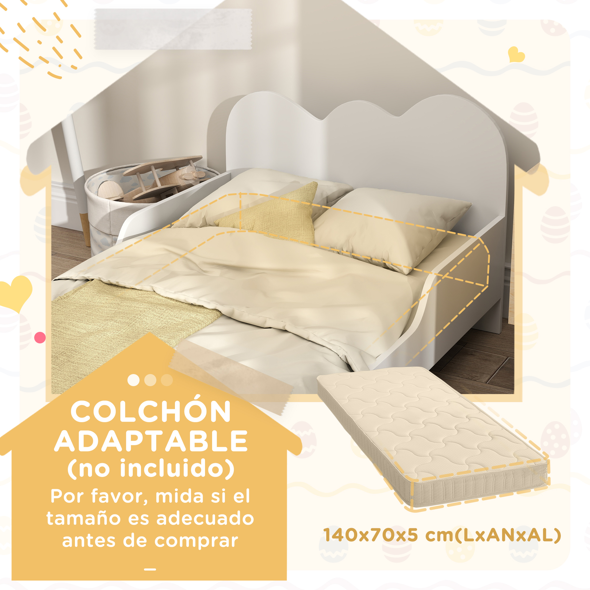 Una cama infantil blanca con ropa de cama beige y un avión de juguete de madera.