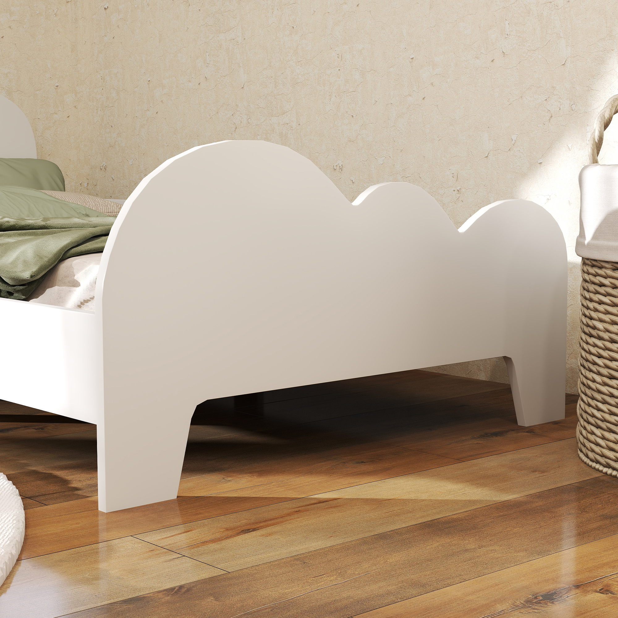 Una cama blanca con cabecero de nube está sobre suelo de madera junto a una cesta.