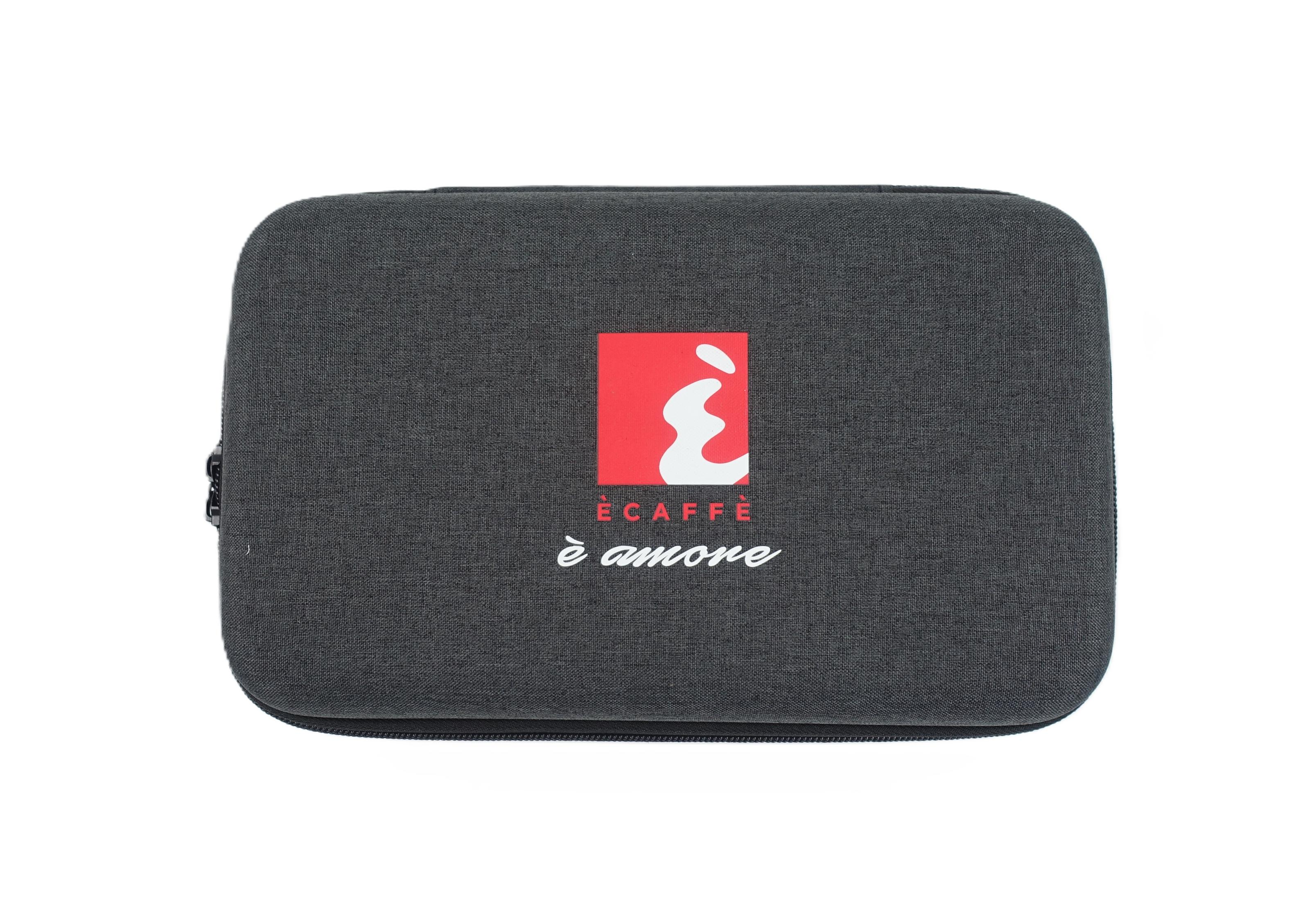 Dunkelgraue Tasche mit rotem Quadrat und weißem Logo/Schriftzug.