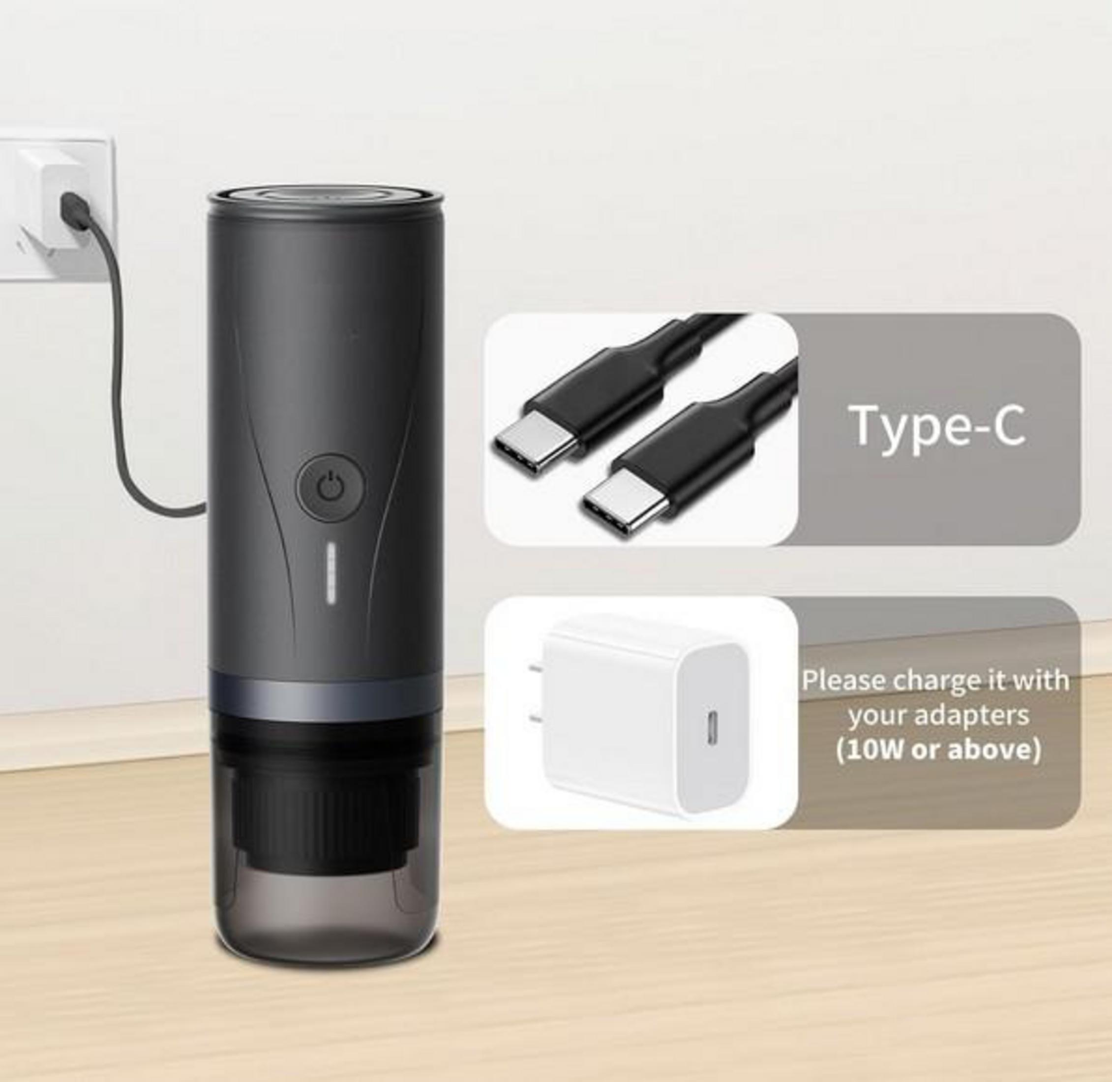 Schwarzer Zylinder mit Ladeanschluss, Typ-C-Kabel und weißem Netzteil.
