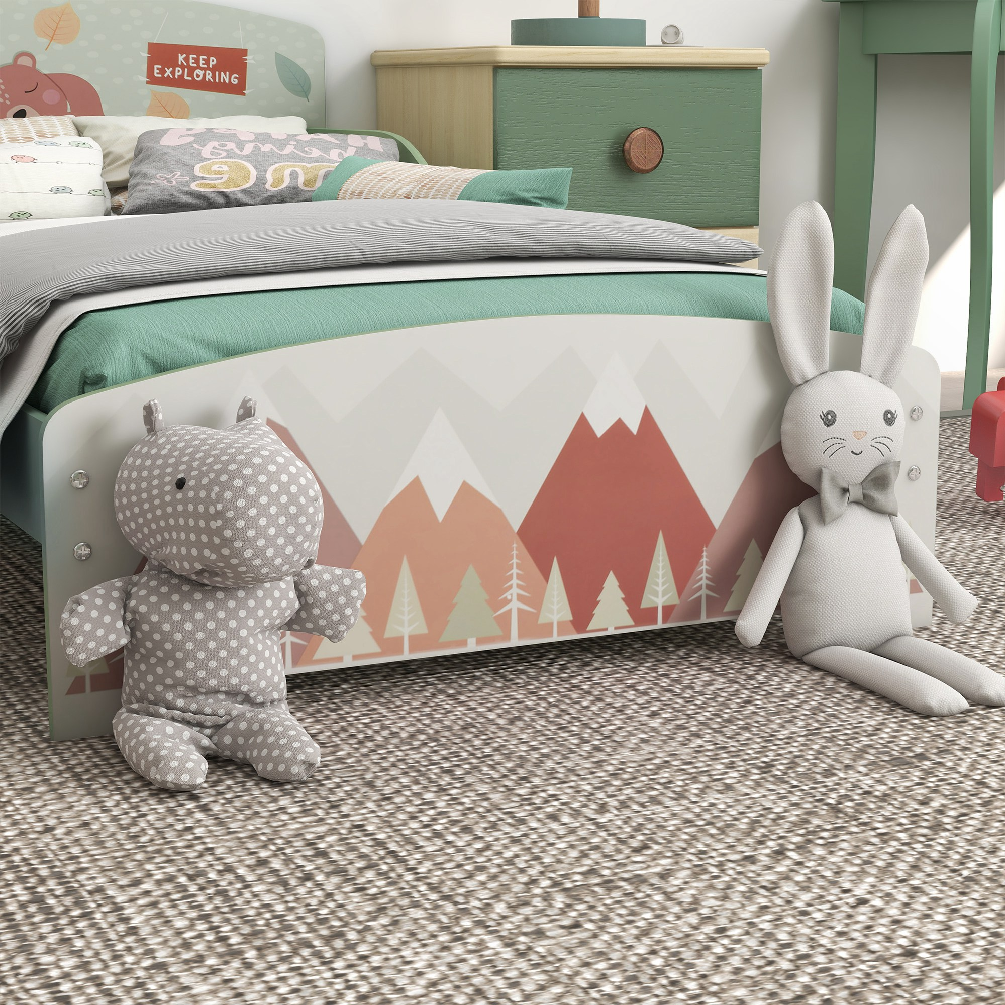 Un dormitorio infantil con cama, juguetes y muebles. Montañas en la cama.