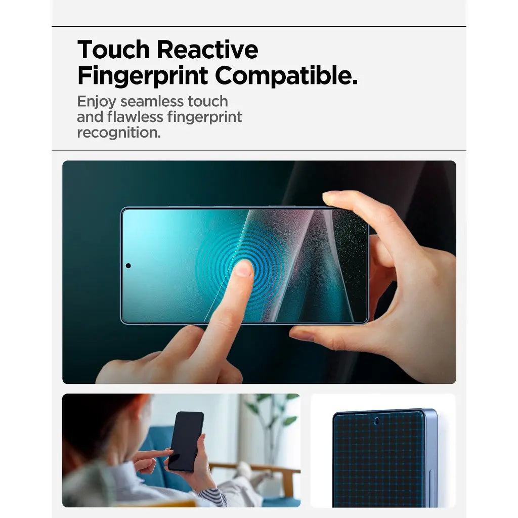 Gros plan d'un smartphone tenu par des mains, un doigt touche l'écran.