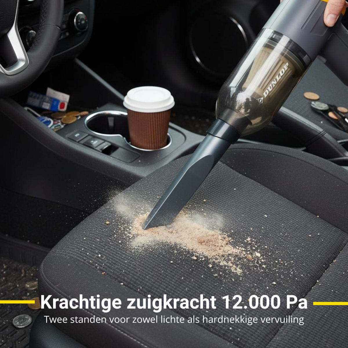 Un aspirateur à main nettoie les miettes d'un siège de voiture.