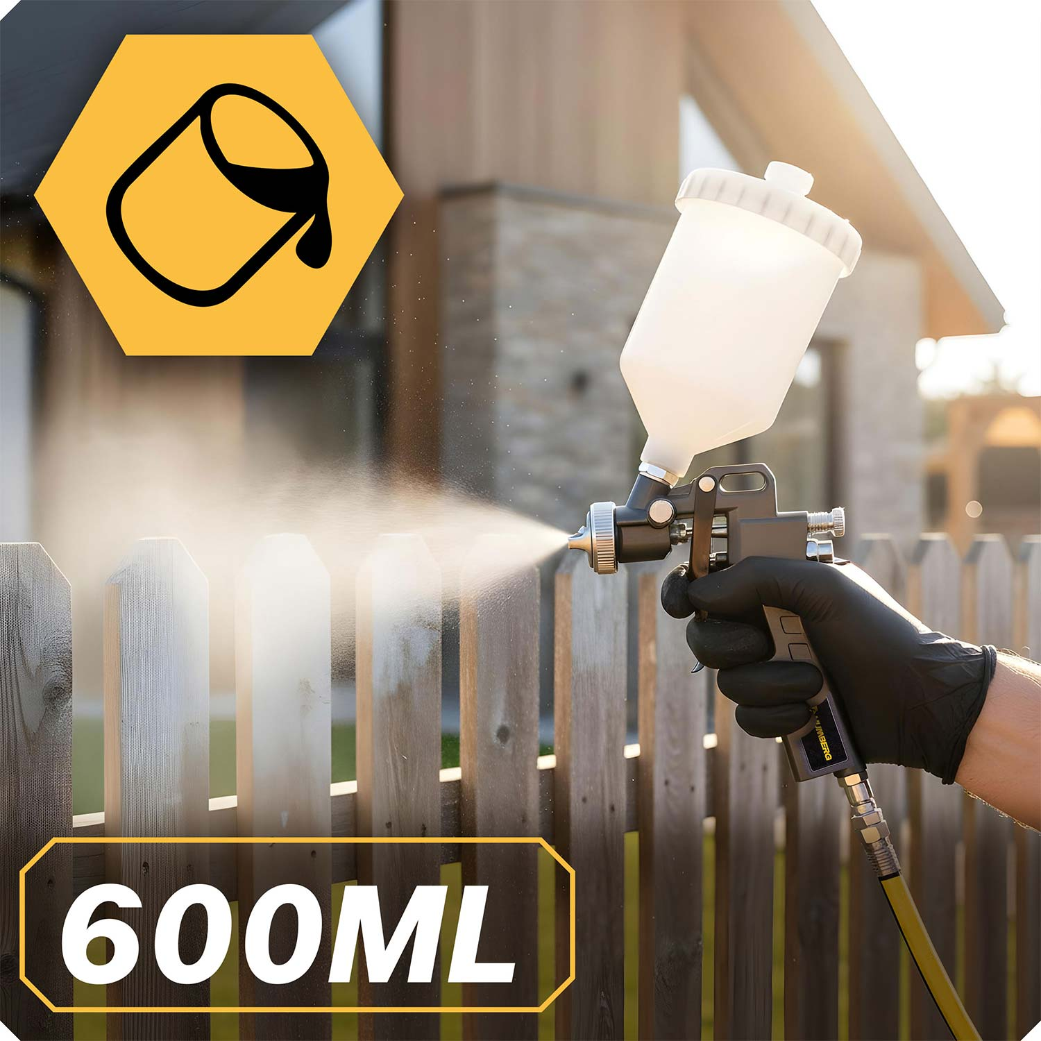 Ręka w rękawiczce natryskuje farbę na drewniany płot. 600ML.