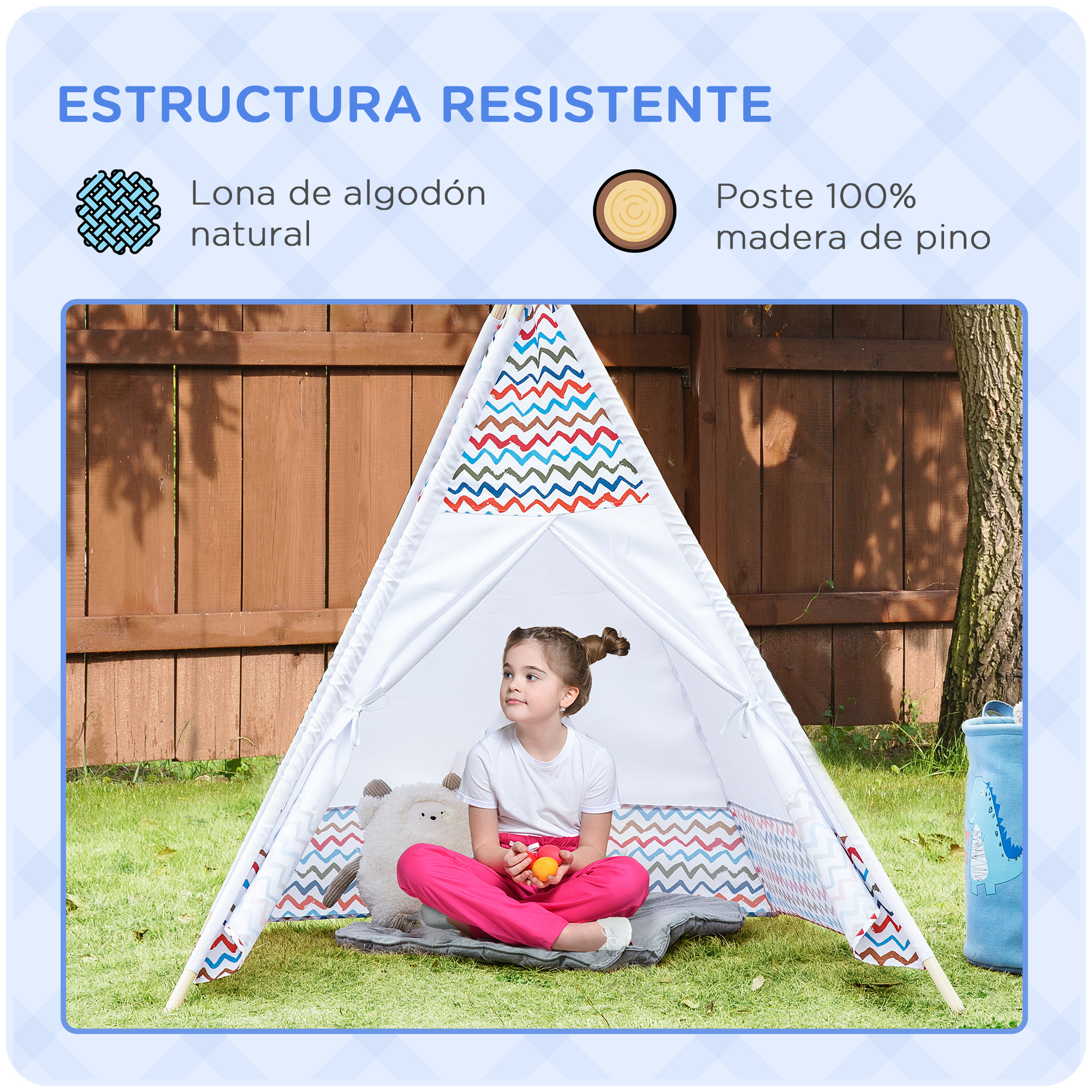 Una niña sentada en un tipi blanco con estampado de zigzag. Un peluche a su lado.