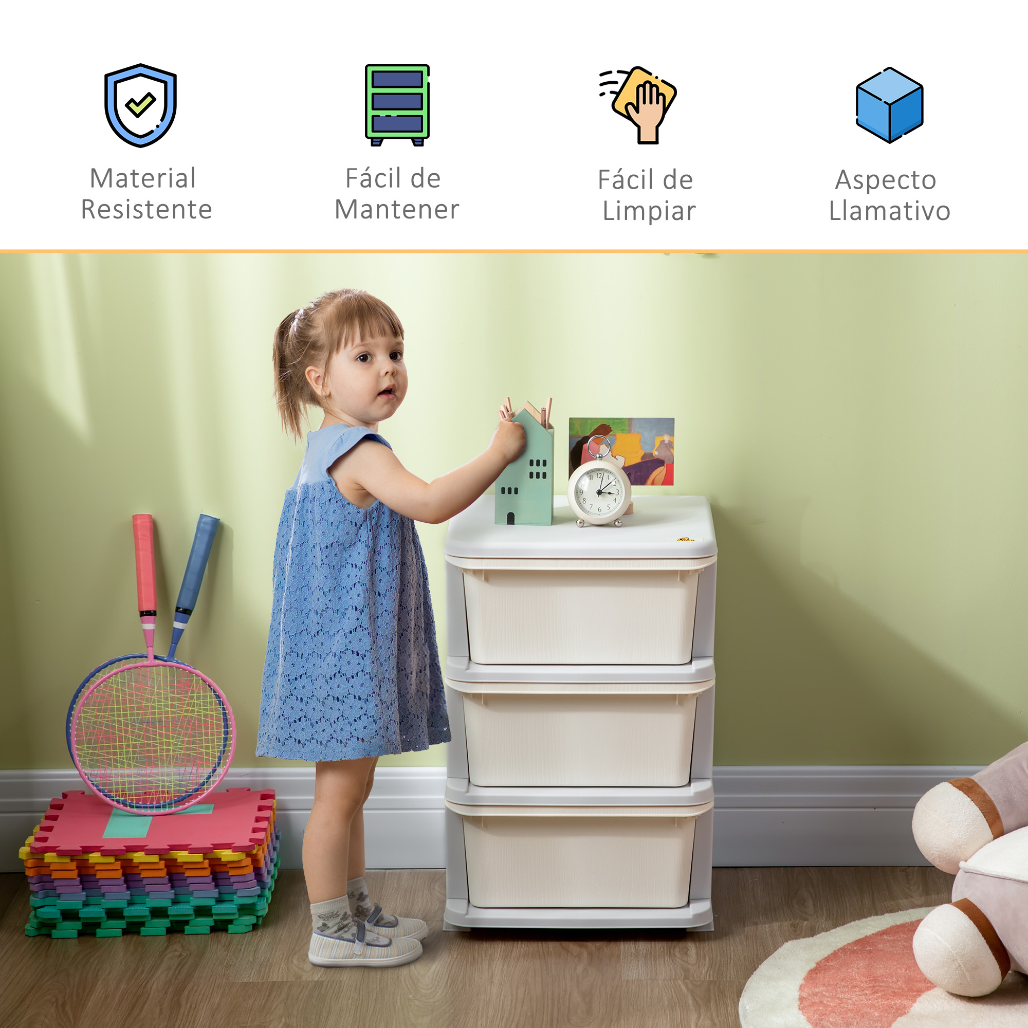 Una niña con vestido azul juega con un mueble de almacenaje.