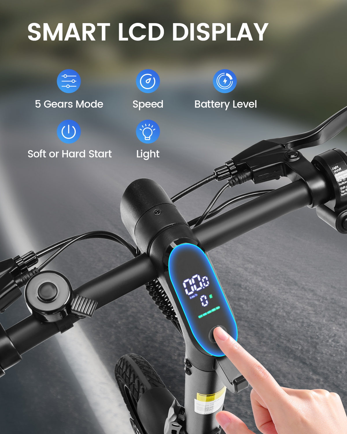 Nahaufnahme des Lenkers eines E-Scooters mit beleuchtetem LCD-Display.