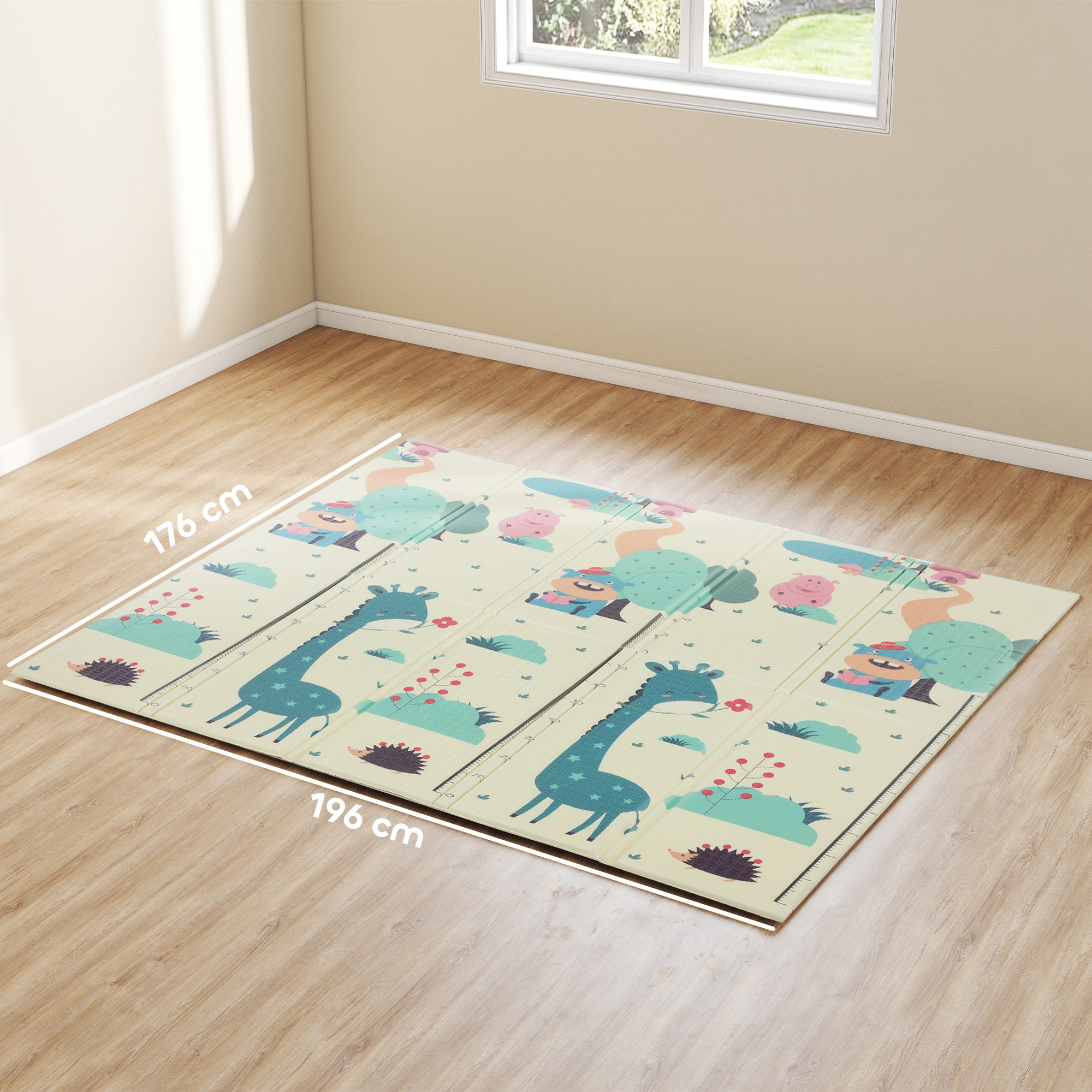 Una alfombra de juegos para bebés con estampados de jirafas y animales yace sobre un suelo de madera.