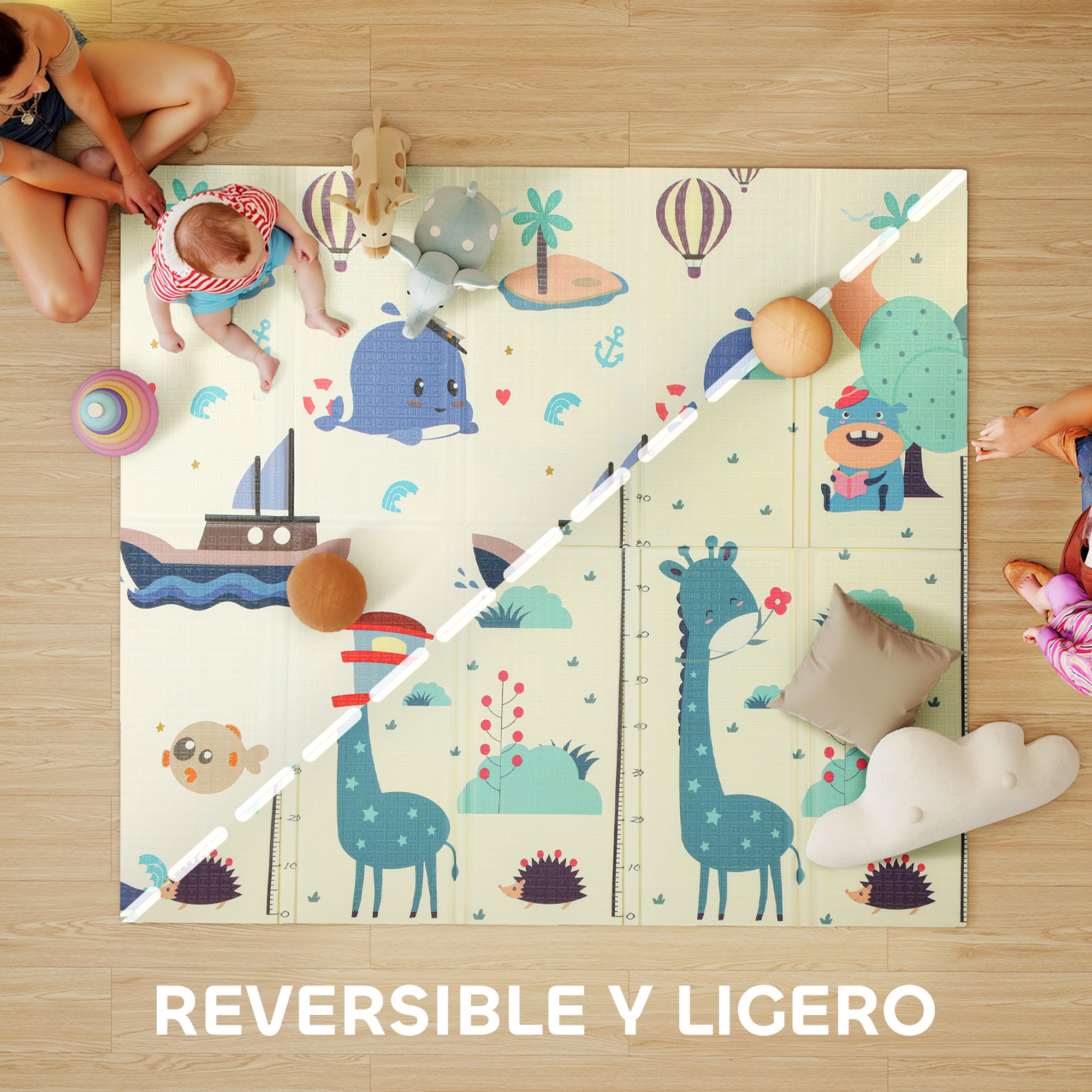 Bebé juega en alfombra reversible con diseños de animales. Texto: REVERSIBLE Y LIGERO.