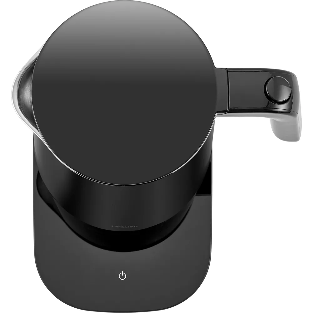 Eine schwarze, glänzende Wasserkocher-Basis mit einem Ein-/Ausschaltknopf.