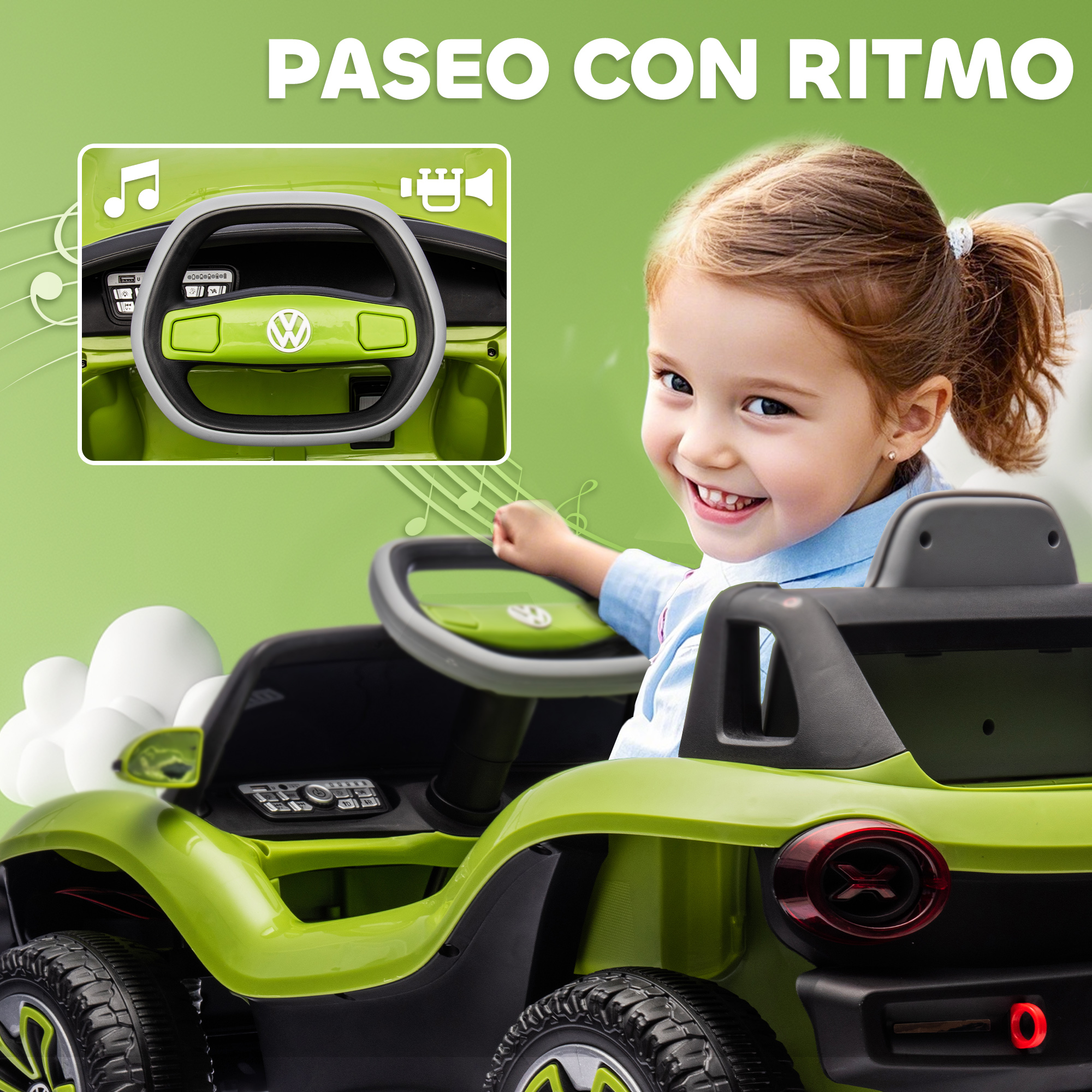 Una niña sonríe sentada en un coche de juguete verde. Primer plano.