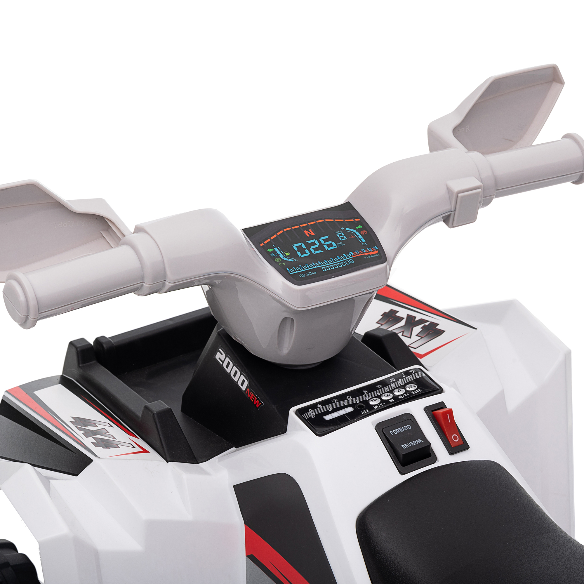 Primer plano de un quad infantil blanco mostrando la pantalla digital, el manillar y los controles.