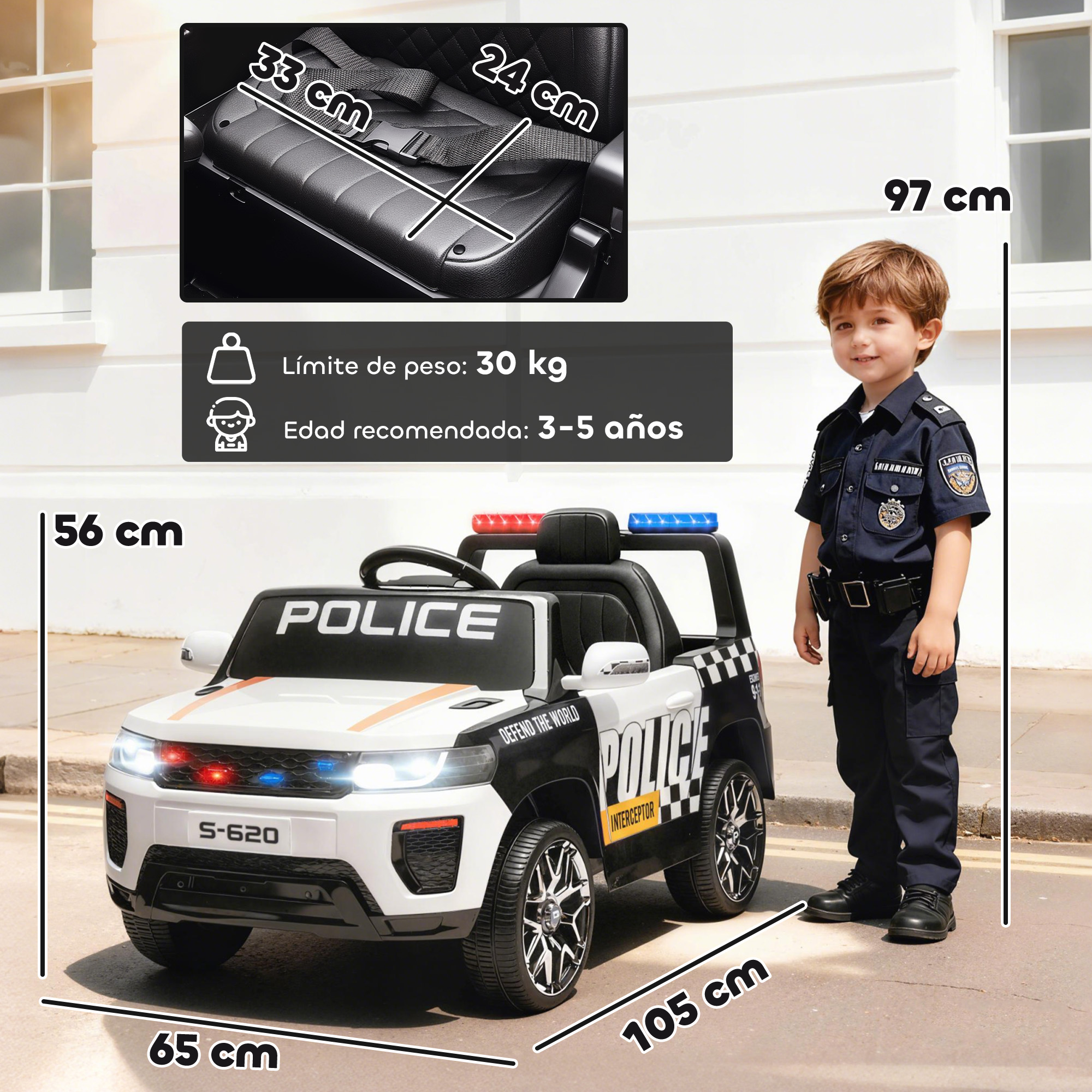 Un niño disfrazado de policía junto a un coche de juguete de policía.