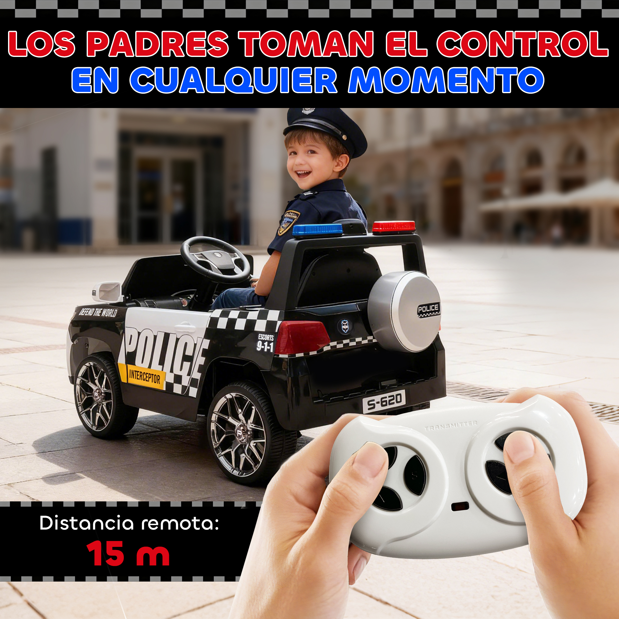 Un niño con uniforme de policía conduce un coche de juguete. Manos sujetan mando.
