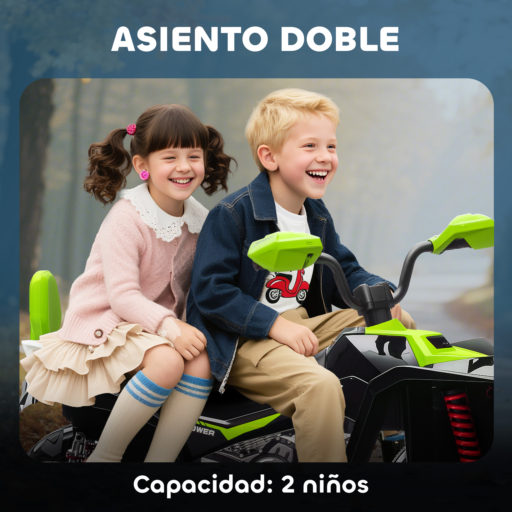 Dos niños sonrientes en una moto de juguete con detalles verdes.
