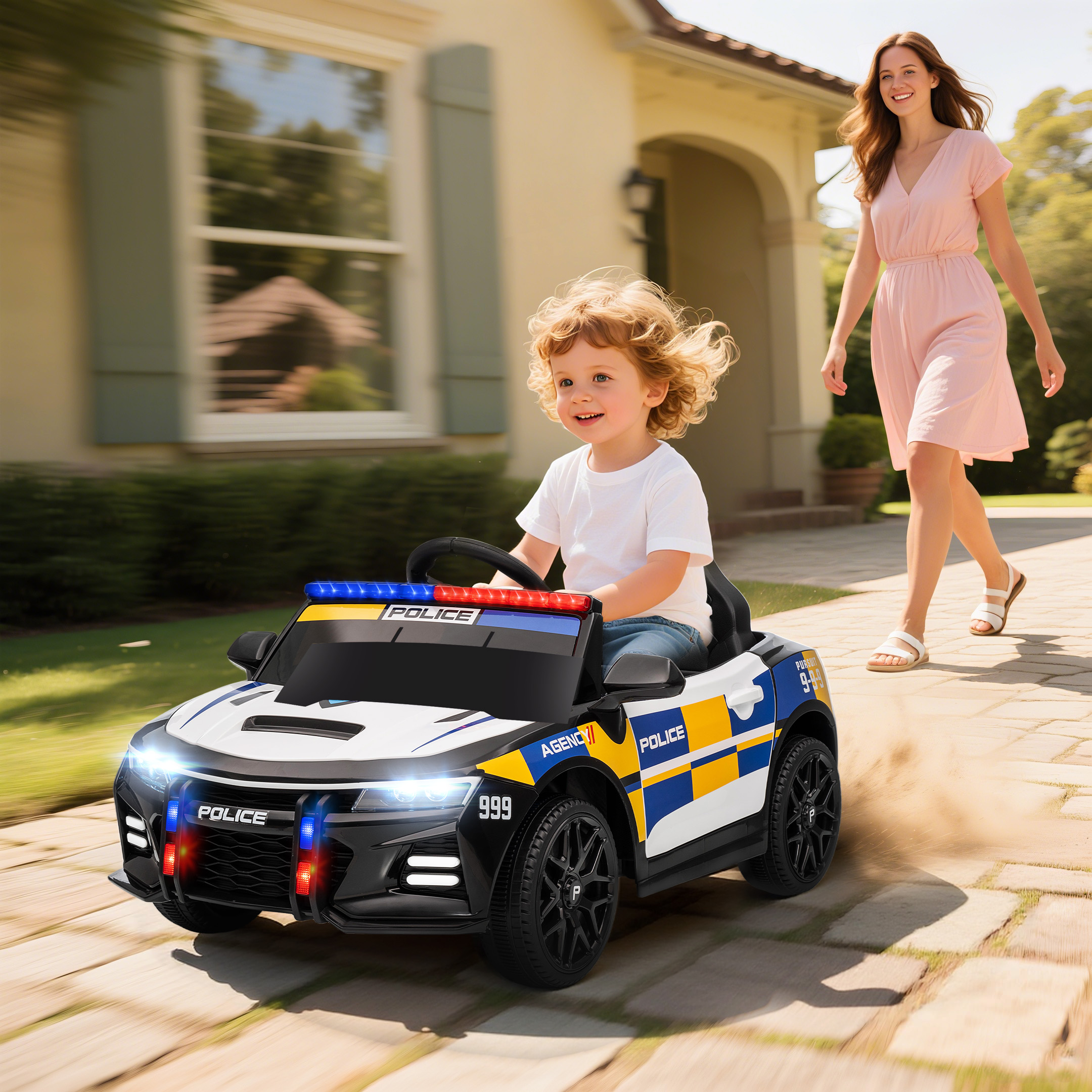 Un niño conduce un coche de policía, una mujer camina detrás.