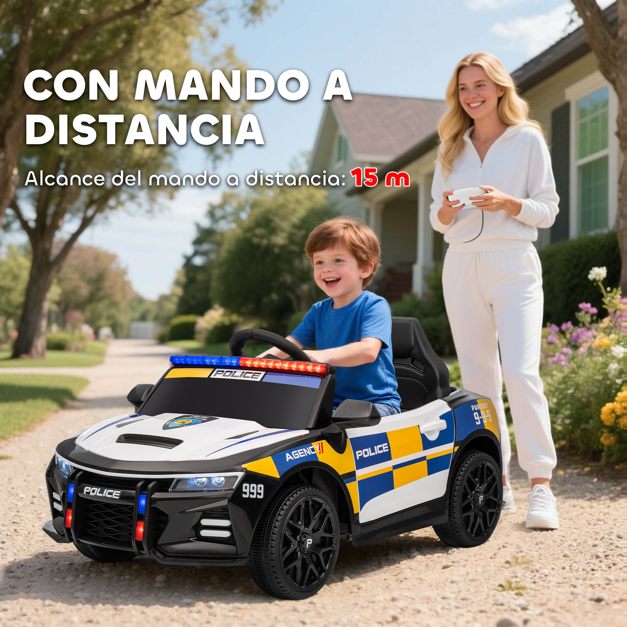 Un niño conduce un coche de policía de juguete, una mujer tiene un mando.