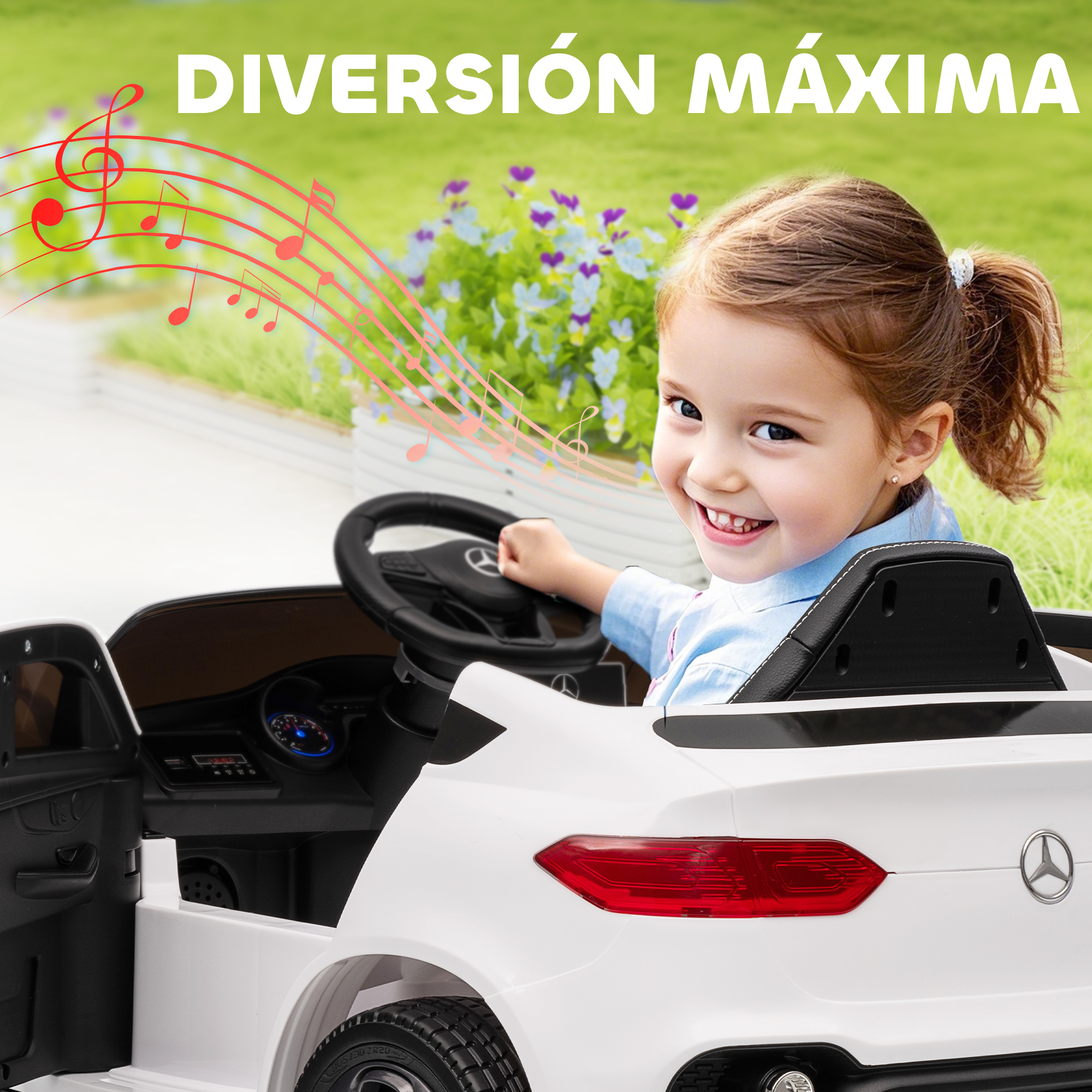 Una niña sonriente se sienta en un coche eléctrico blanco, sujetando el volante.