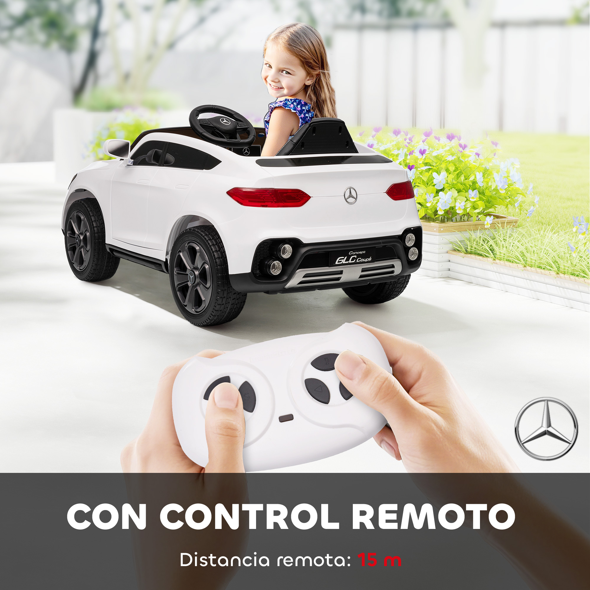 Un coche de juguete blanco con una niña dentro, controlado por manos con mando.